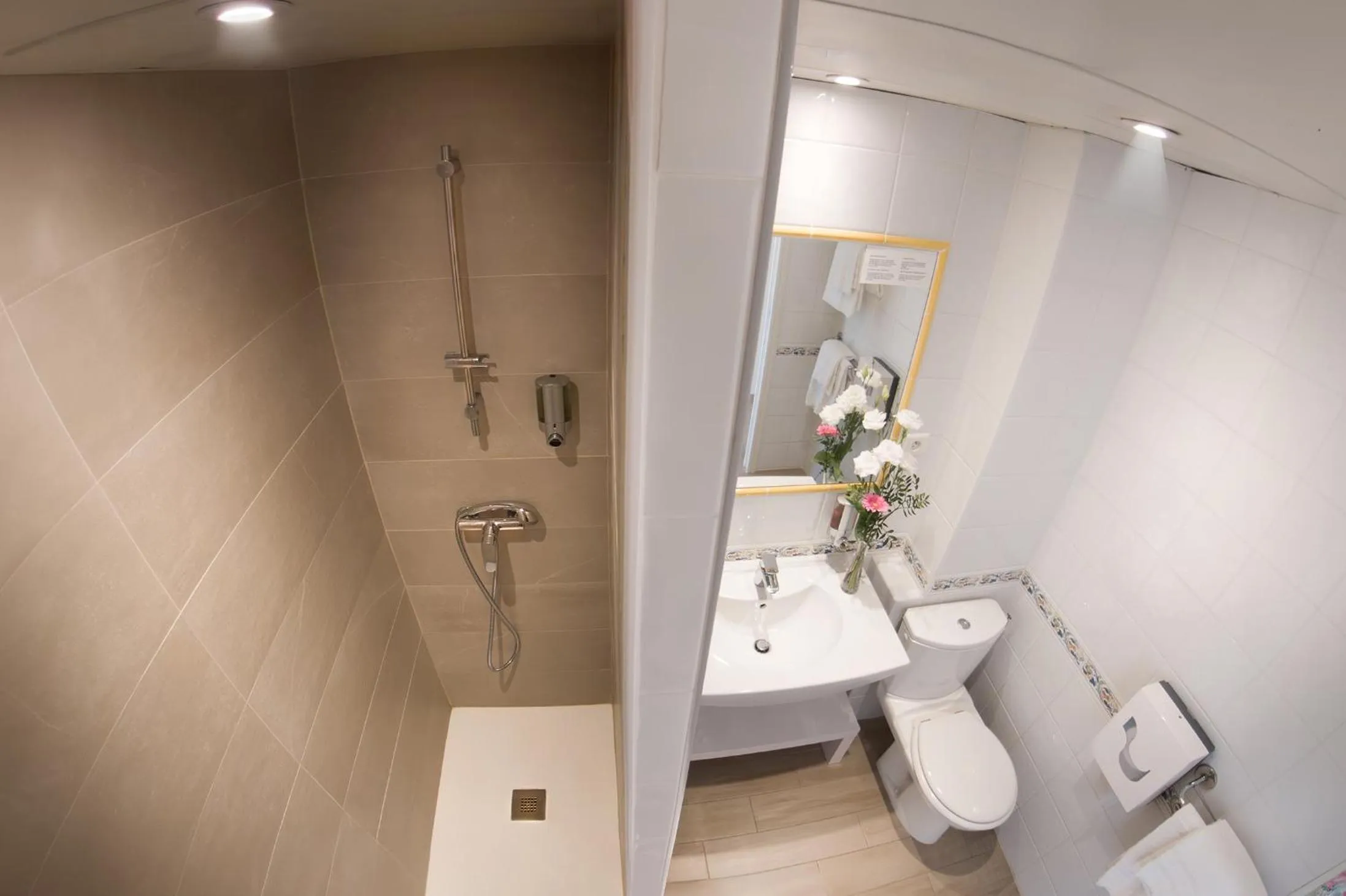 Bathroom in Hotel Le Golfe