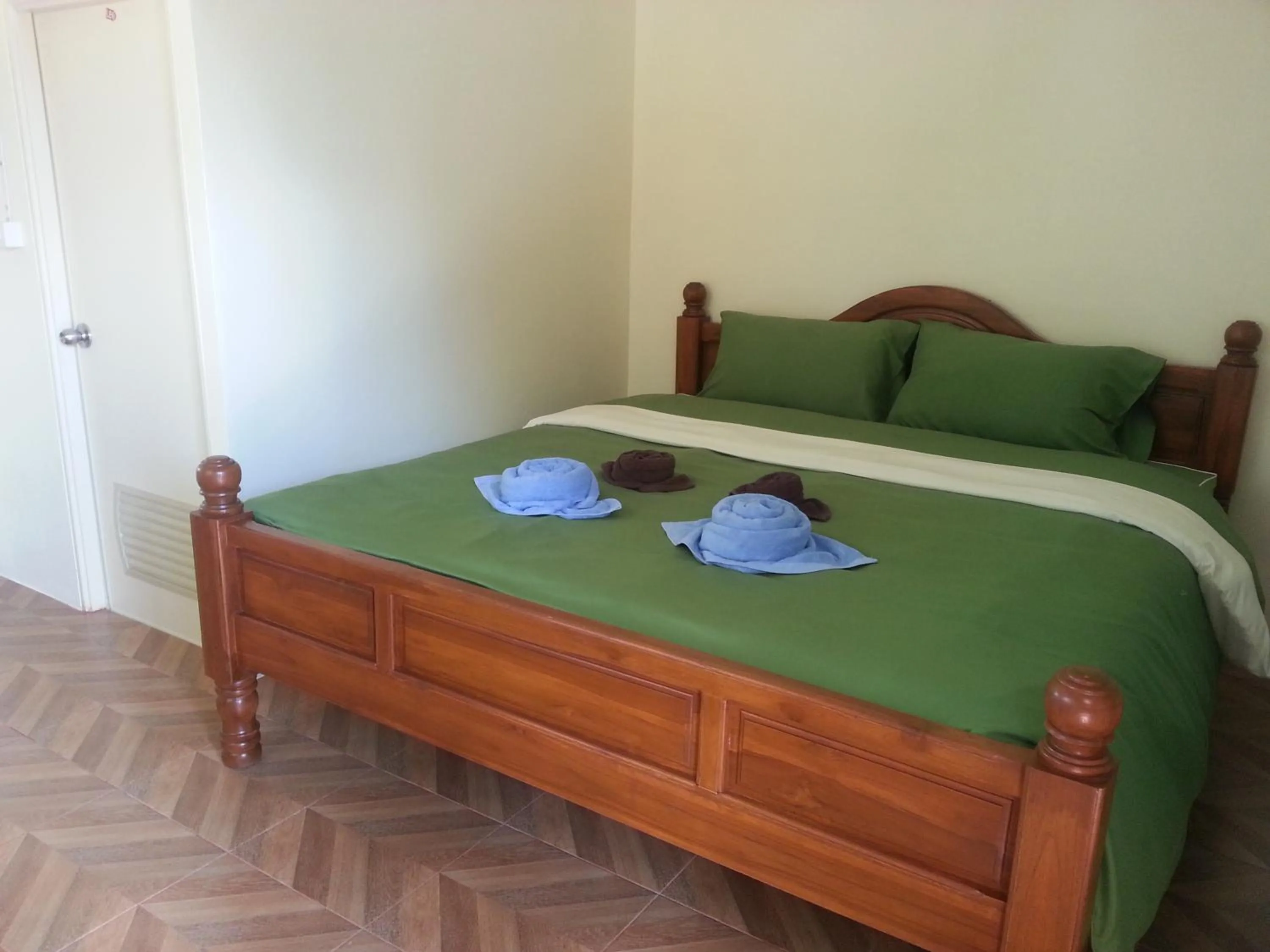 Bed in Queue&Bright Resort