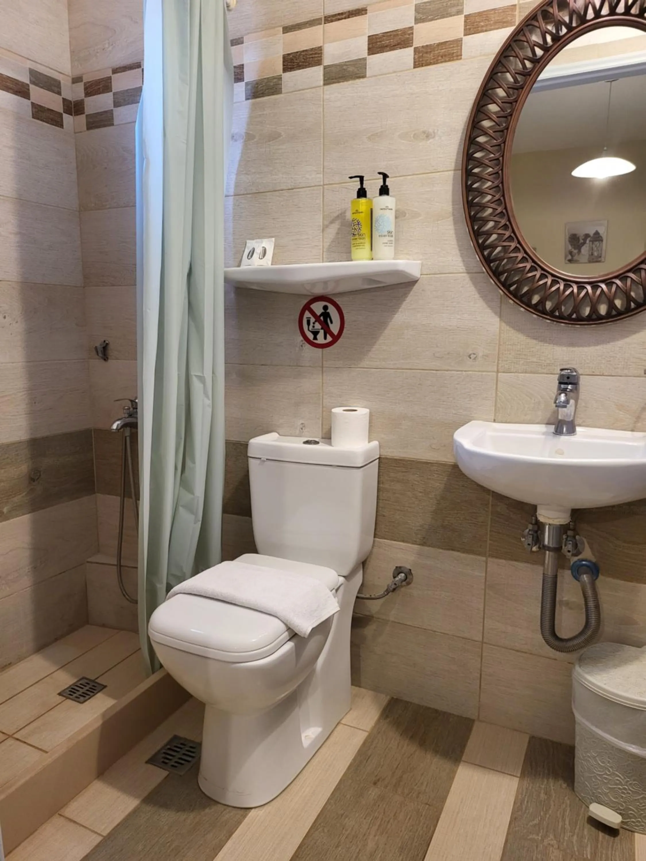 Shower in Panorama Hotel - Restaurant