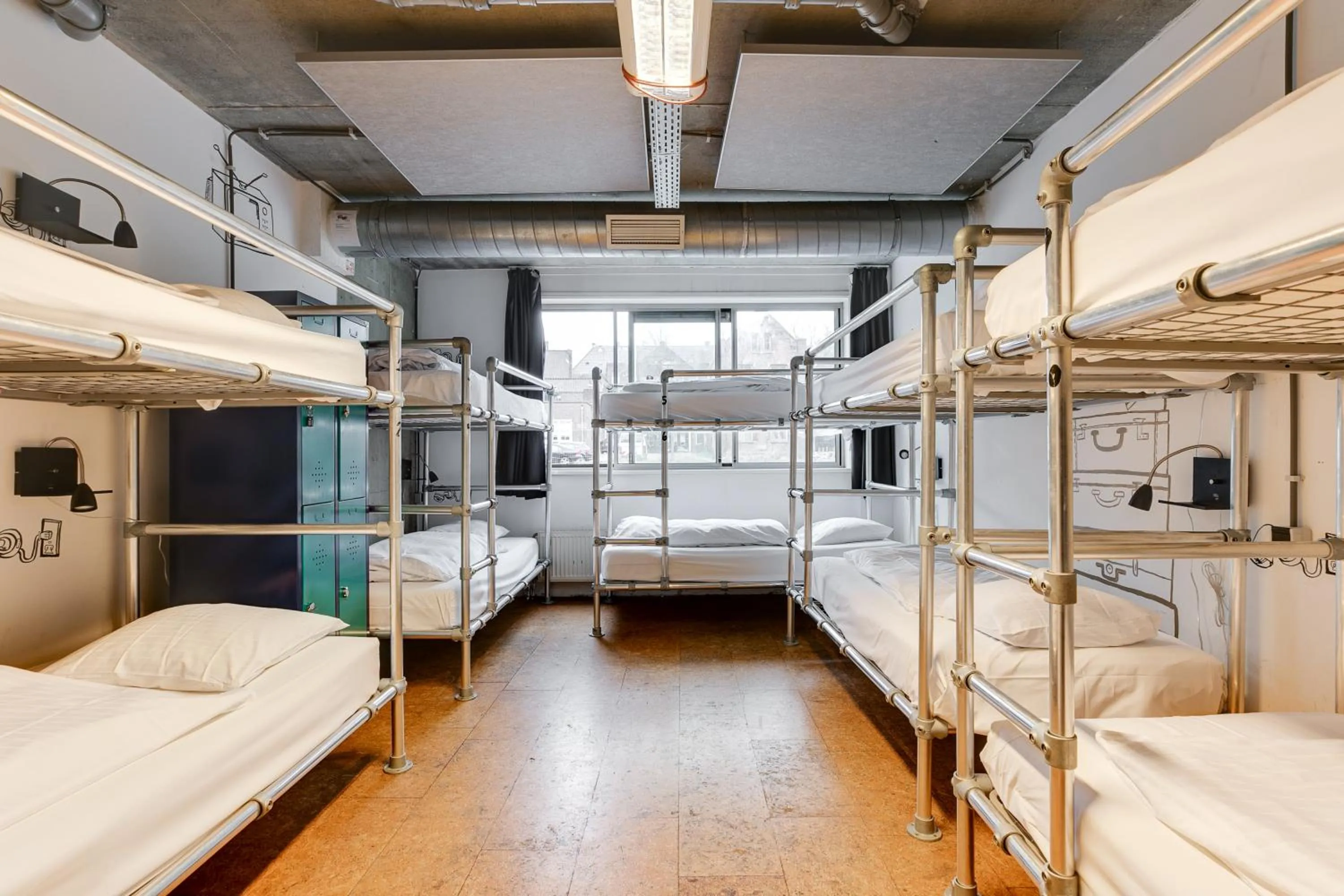 Photo of the whole room, Bed in ClinkMama