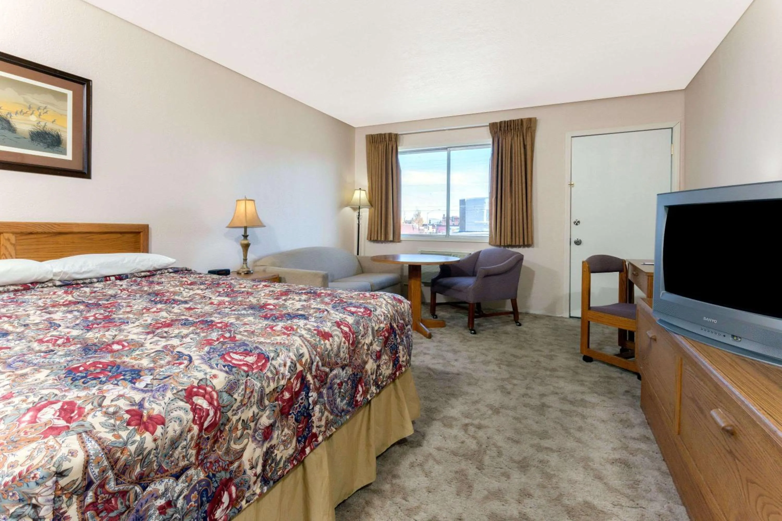 Photo of the whole room, Bed in Knights Inn - Baker City