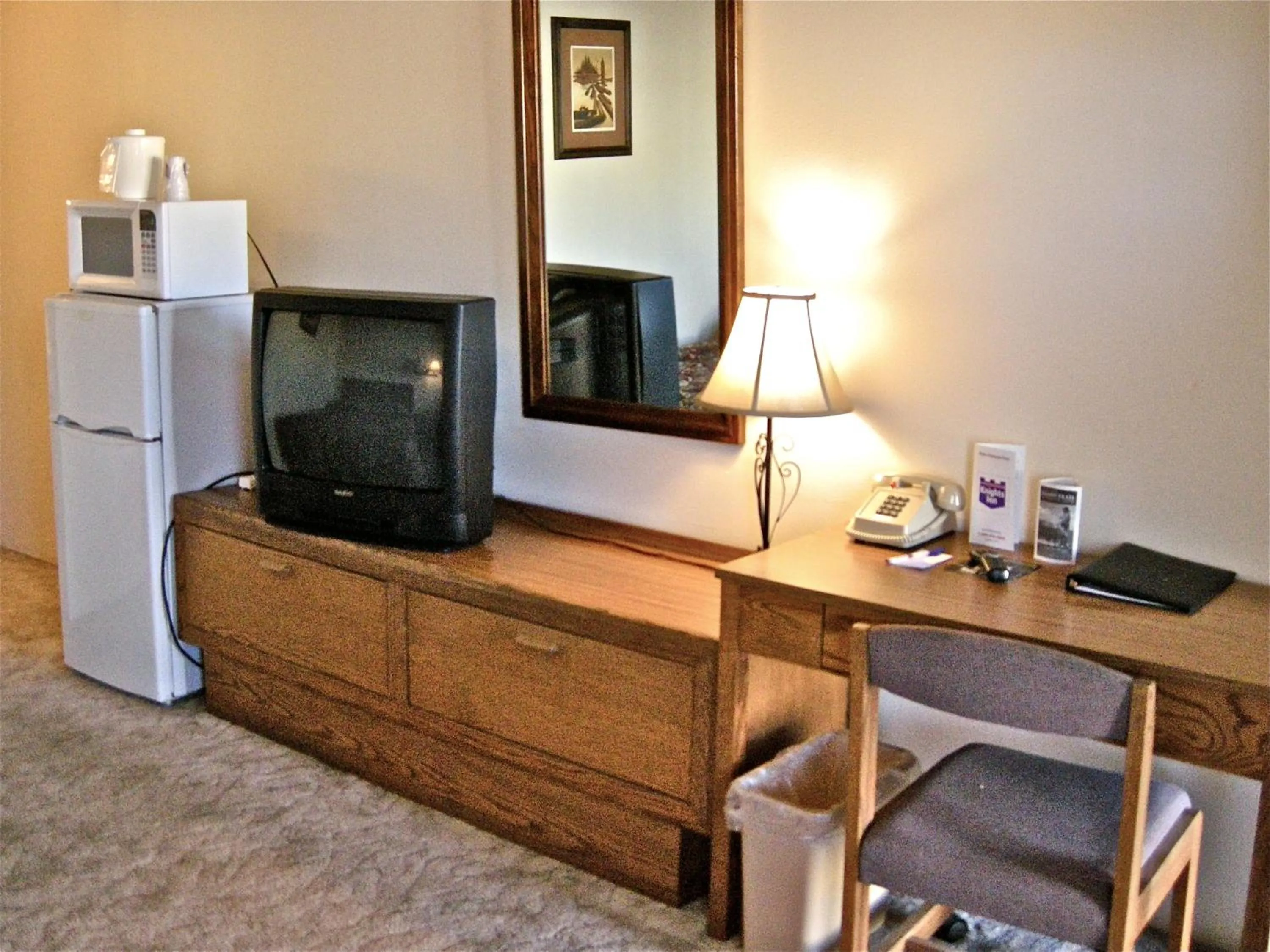 TV and multimedia in Knights Inn - Baker City