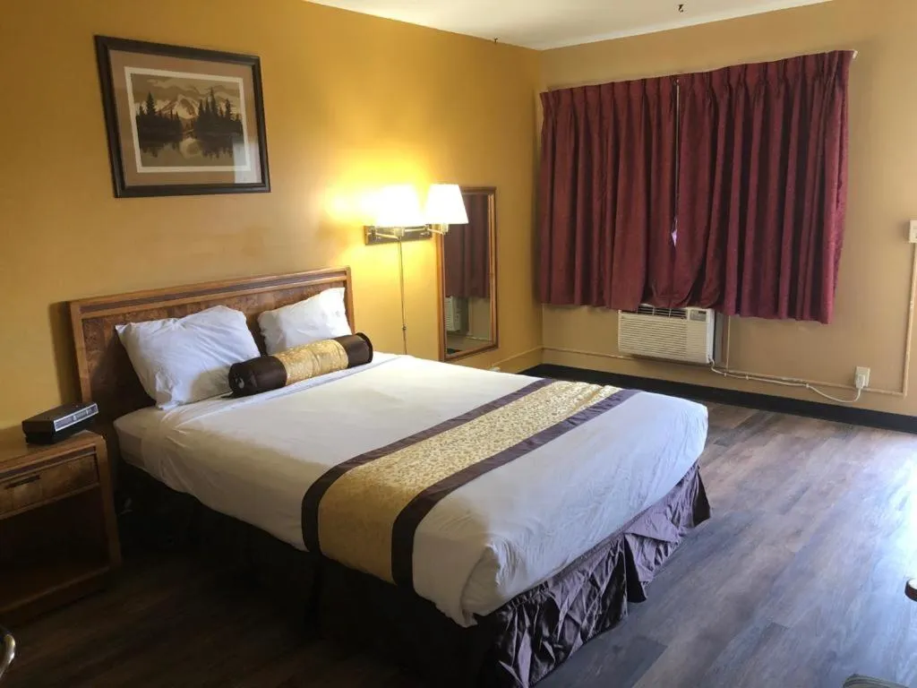 Bed in Knights Inn - Baker City