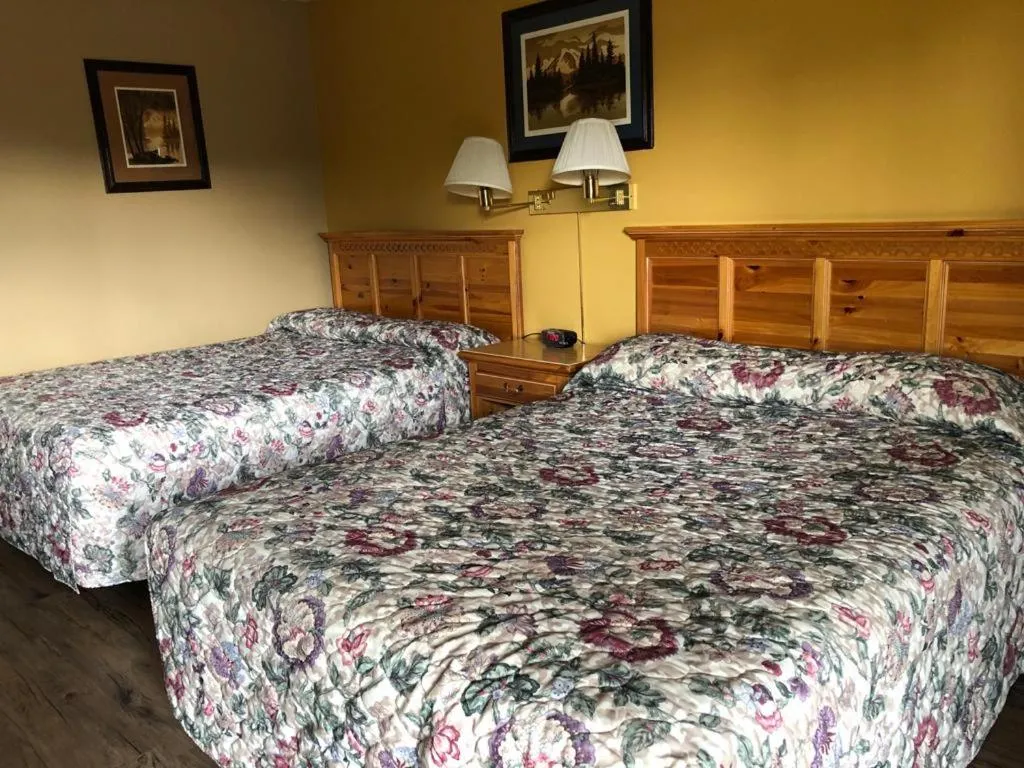 Bed in Knights Inn - Baker City