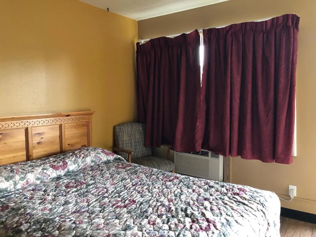 Bed in Knights Inn - Baker City