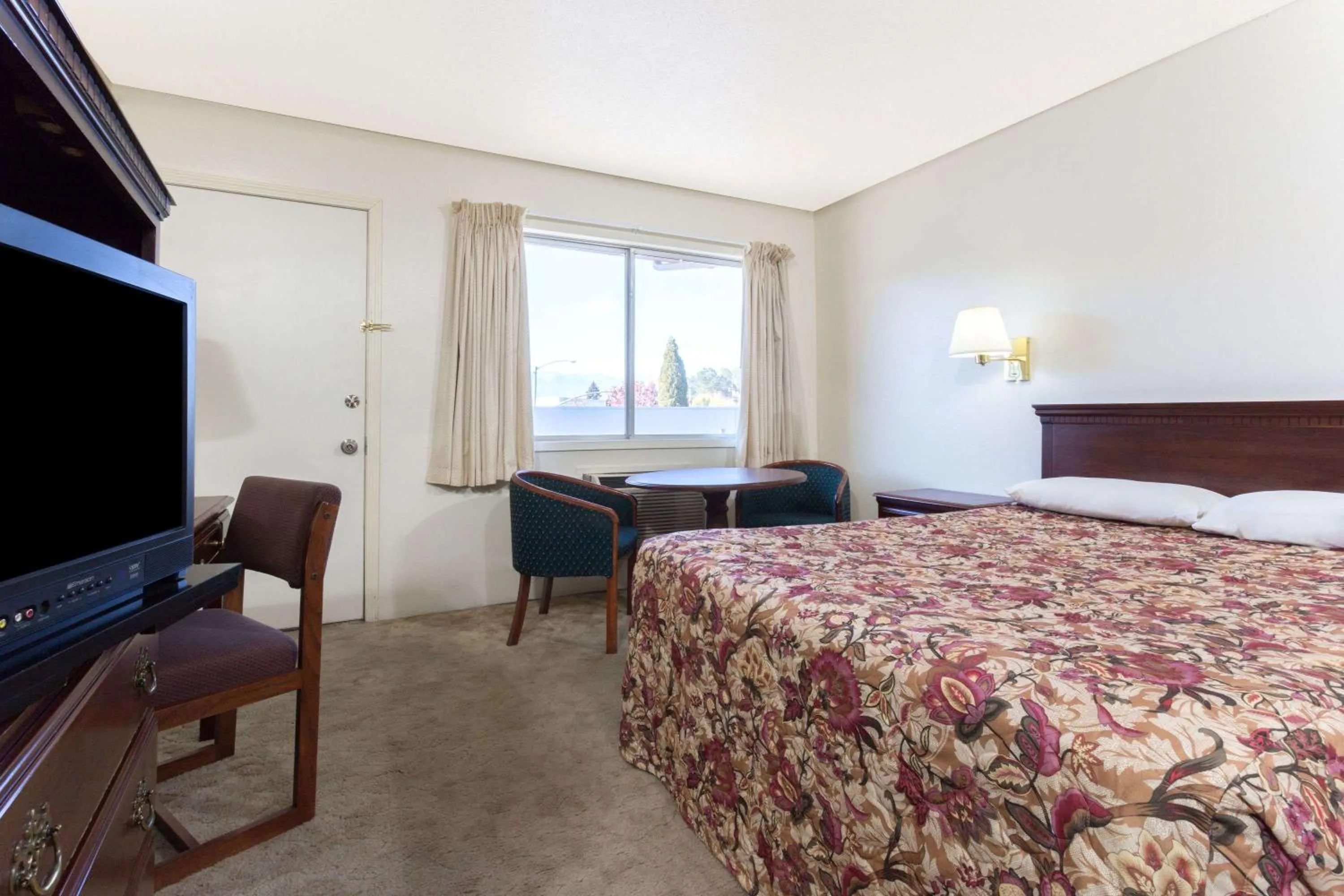 Photo of the whole room, Bed in Knights Inn - Baker City