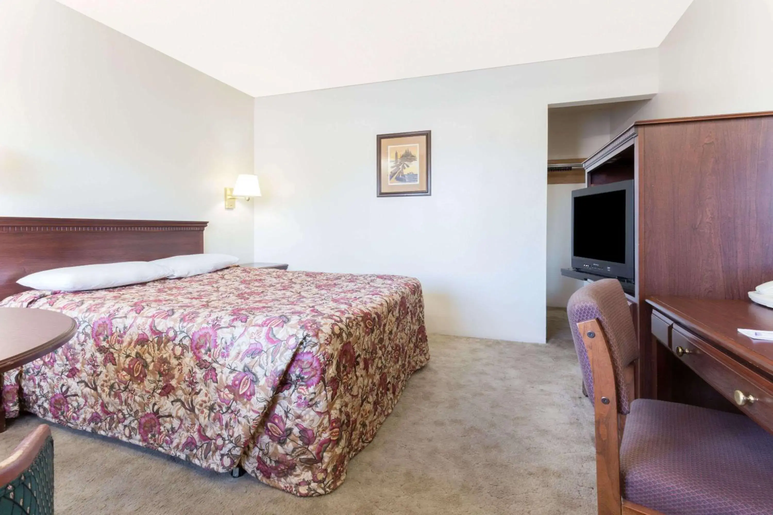 Photo of the whole room, Bed in Knights Inn - Baker City Photo of the whole room, Bed in Knights Inn - Baker City