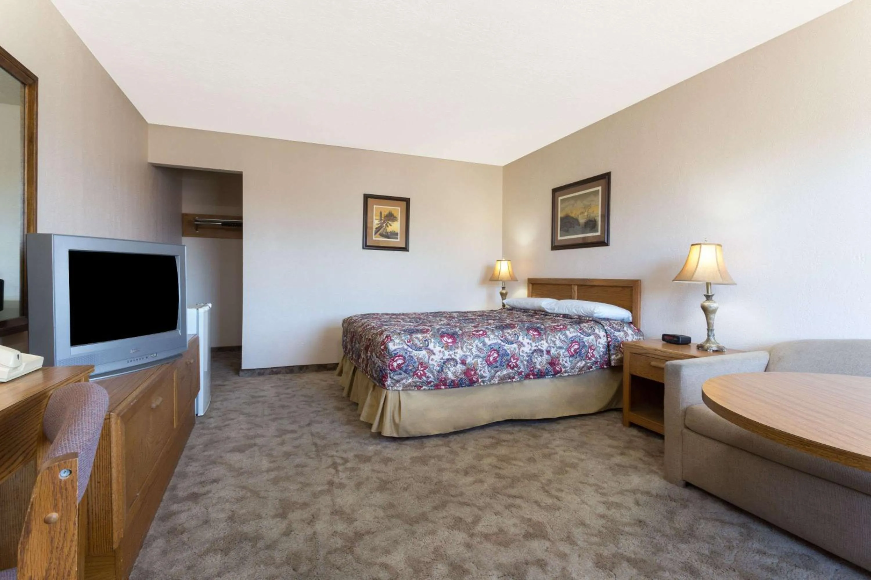 Photo of the whole room in Knights Inn - Baker City