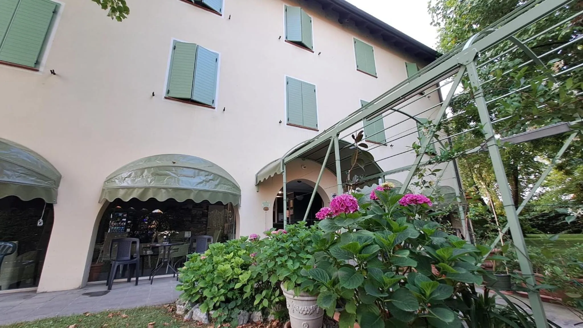 Facade/entrance in Ducathotel