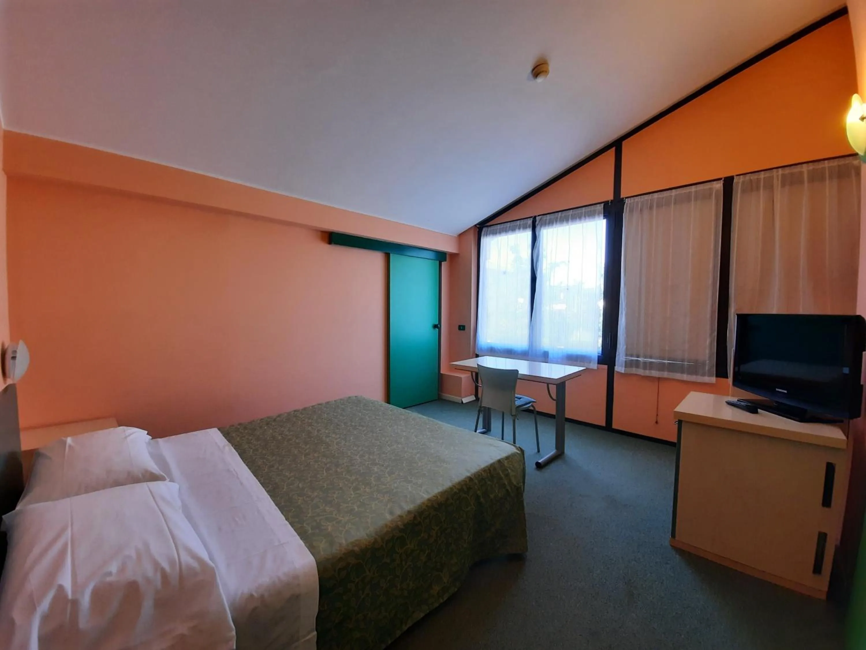 Photo of the whole room, Bed in Ducathotel