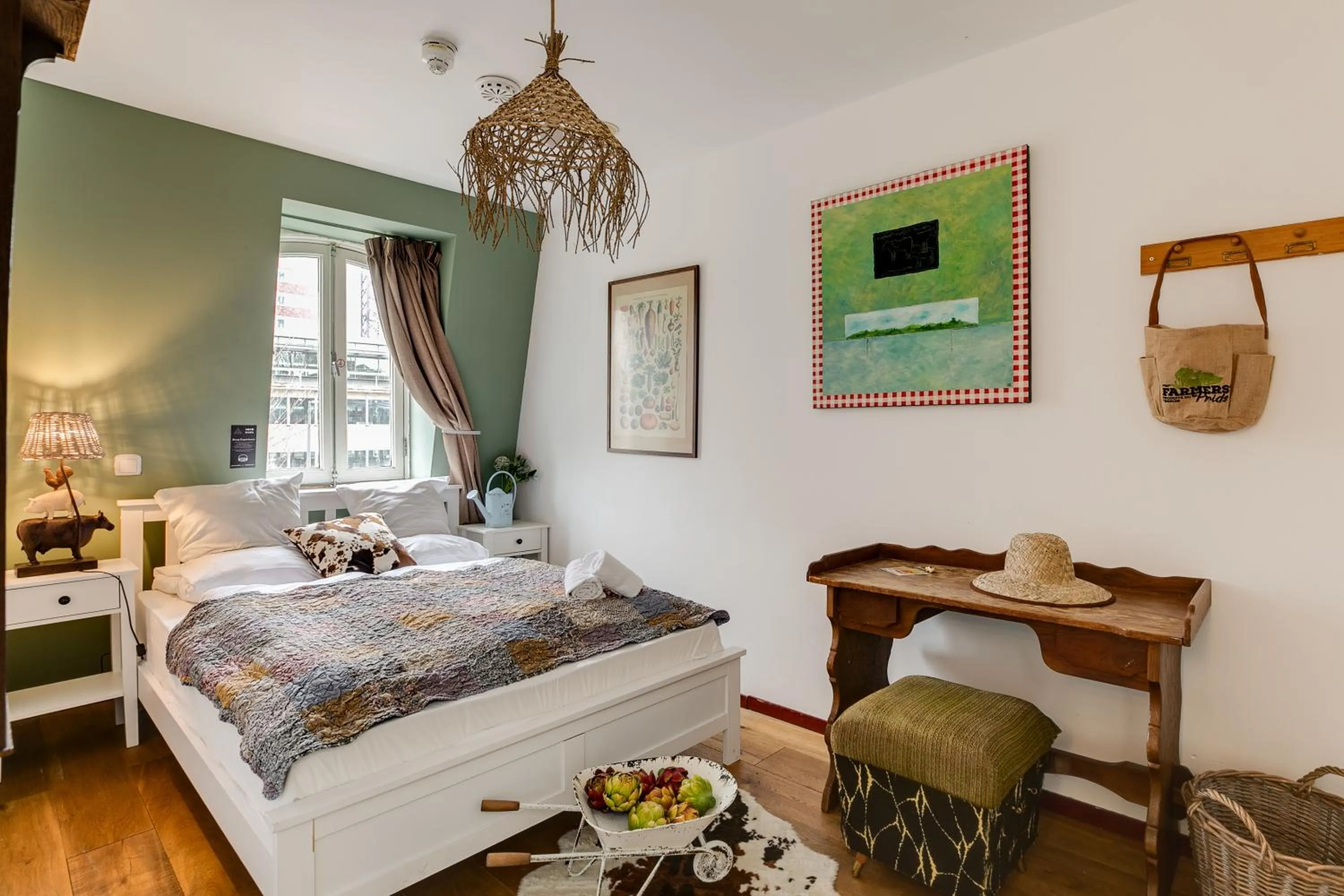 Photo of the whole room, Bed in ClinkCoco