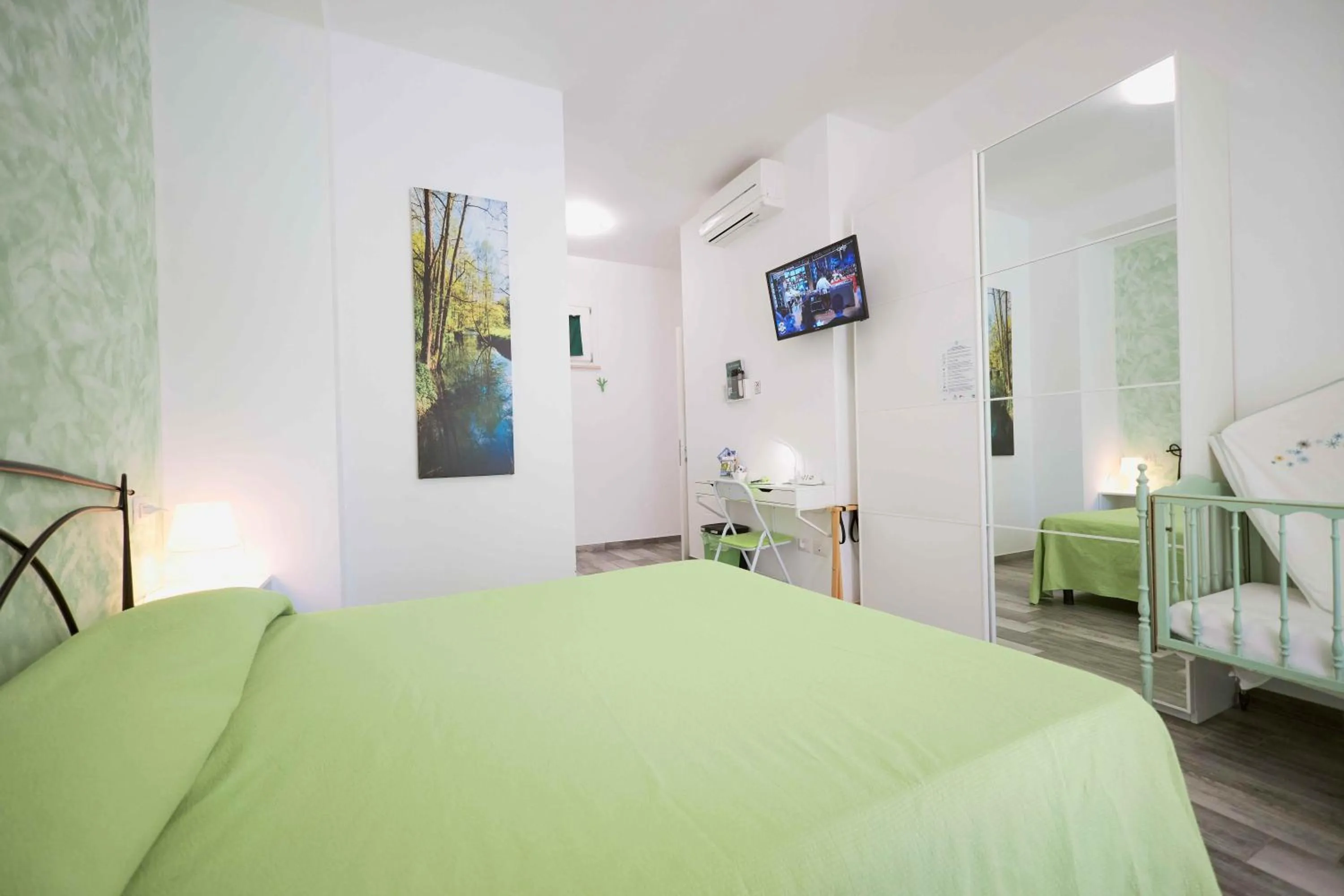 People, Bed in Il Gelso di Sofia B&B