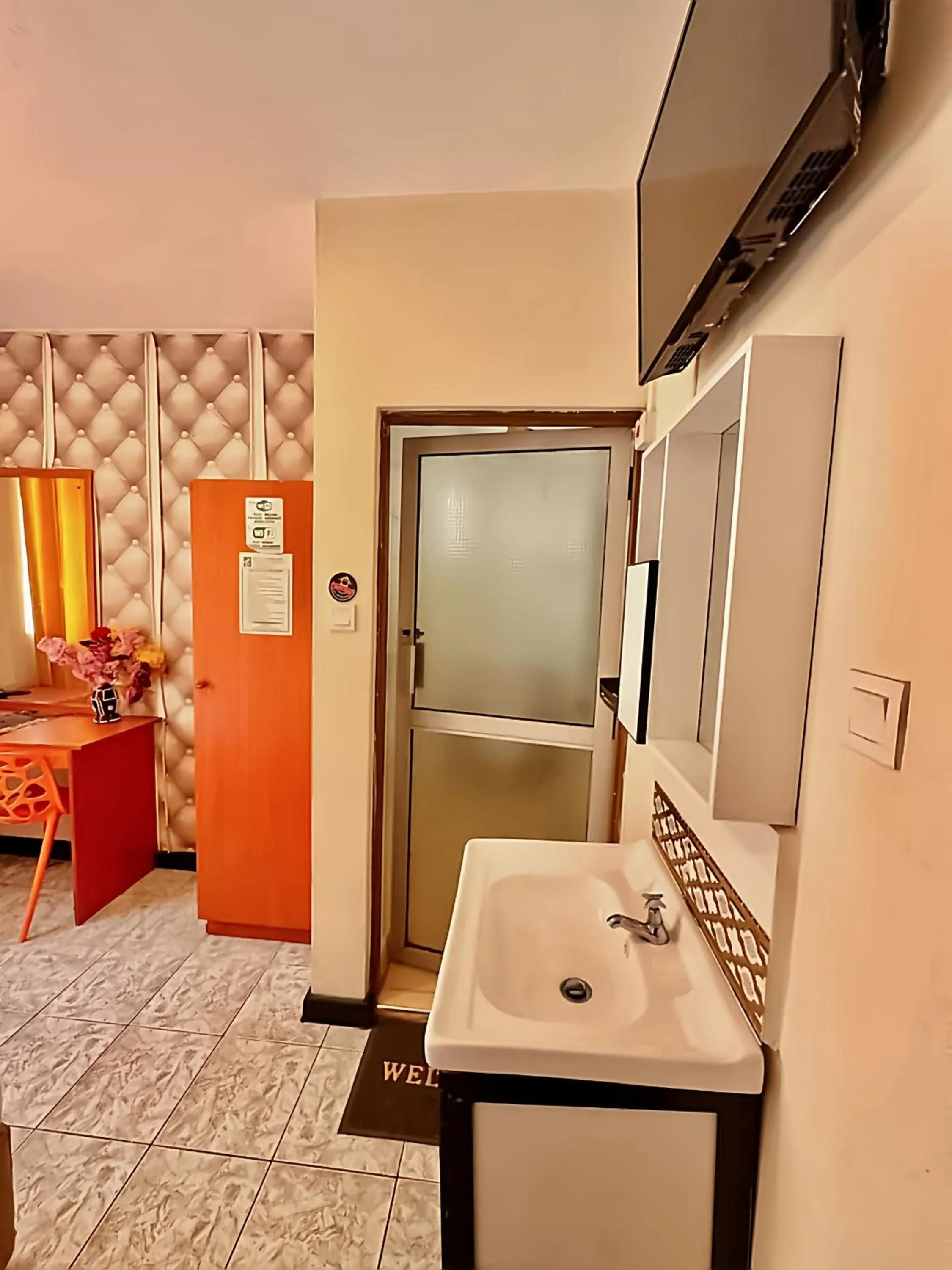 Bathroom, Bed in Hotel Embassy