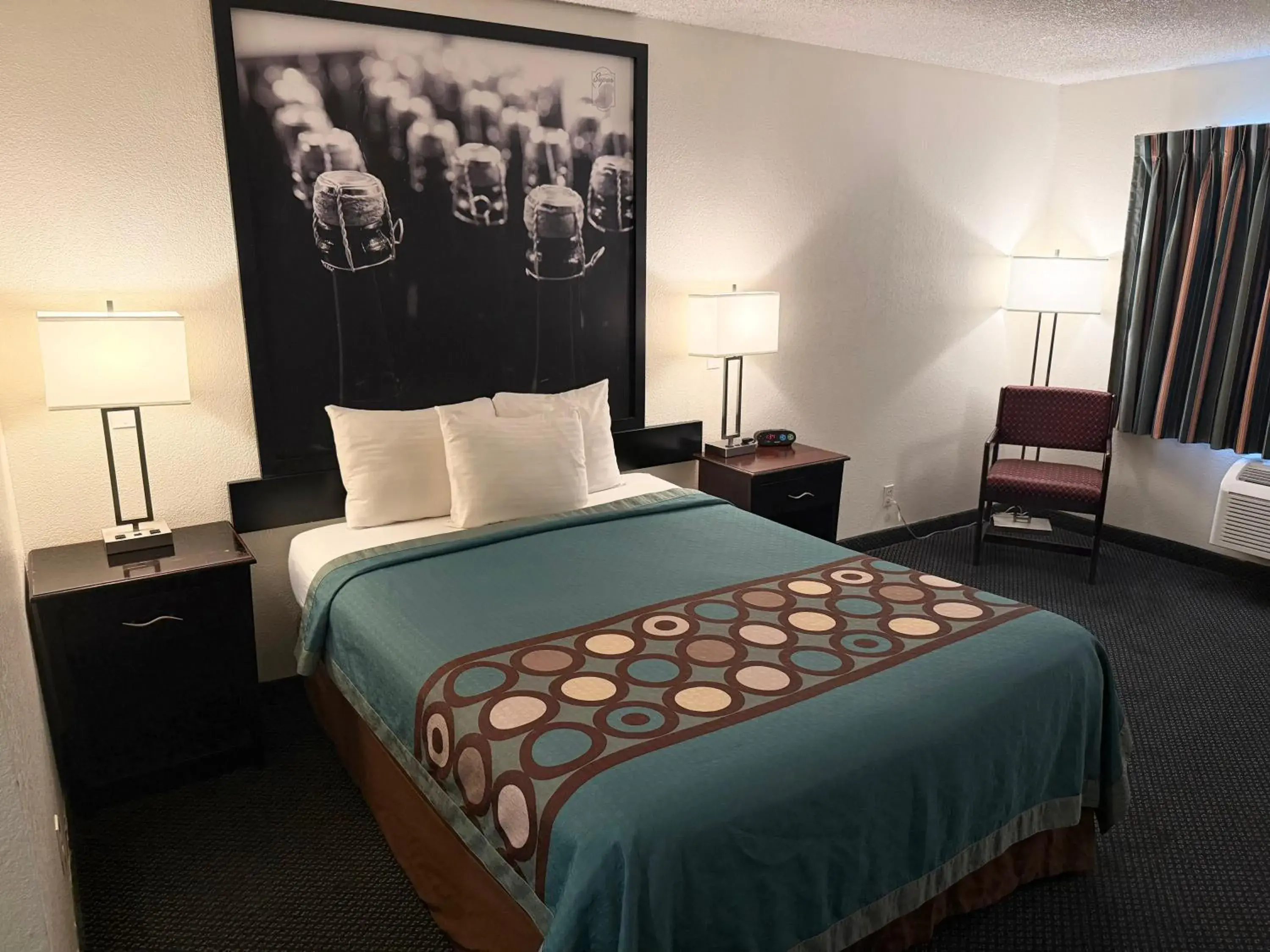 Bedroom, Bed in Super 8 by Wyndham Selma/Fresno Area Bedroom, Bed in Super 8 by Wyndham Selma/Fresno Area