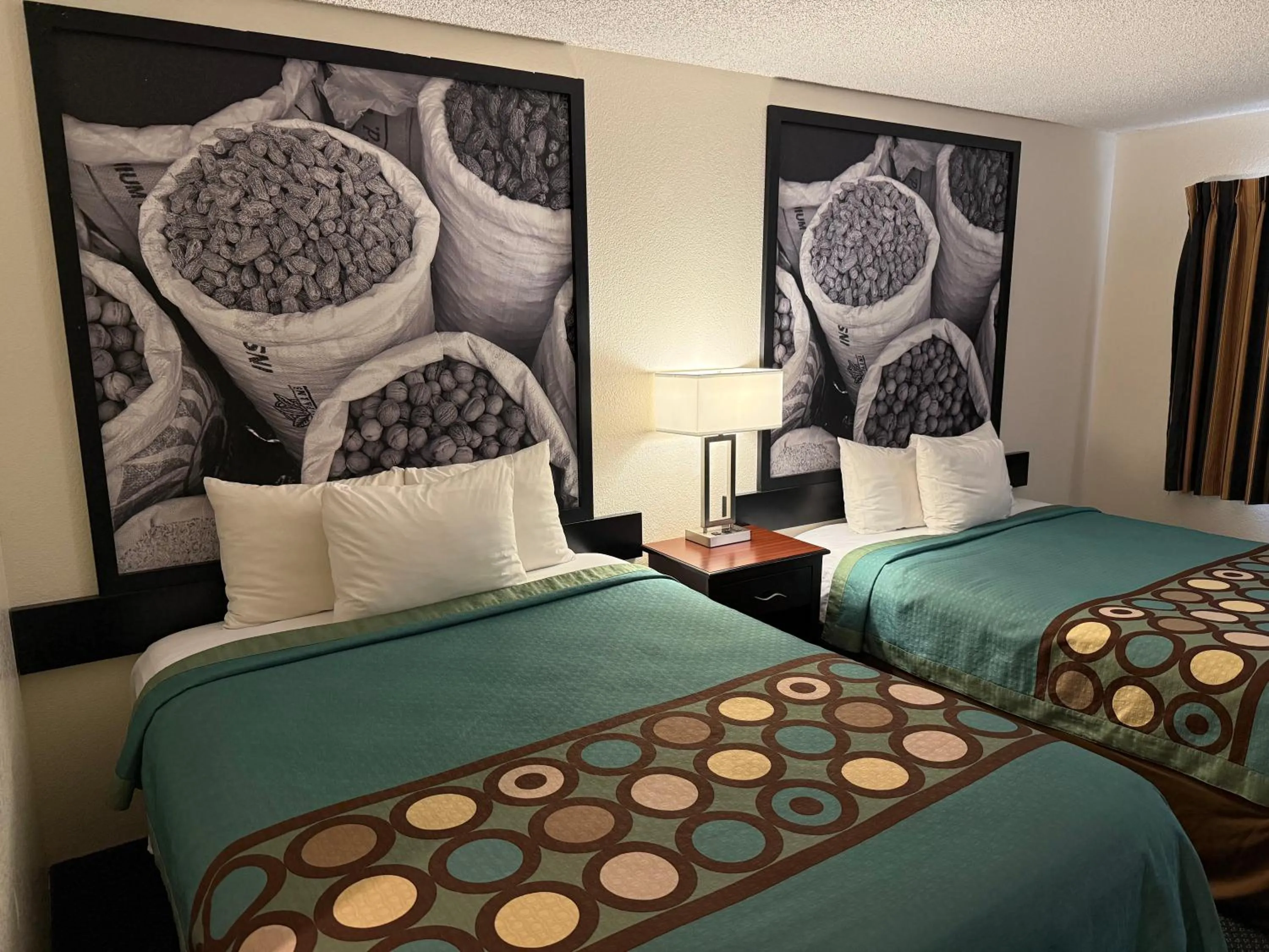 Bedroom, Bed in Super 8 by Wyndham Selma/Fresno Area