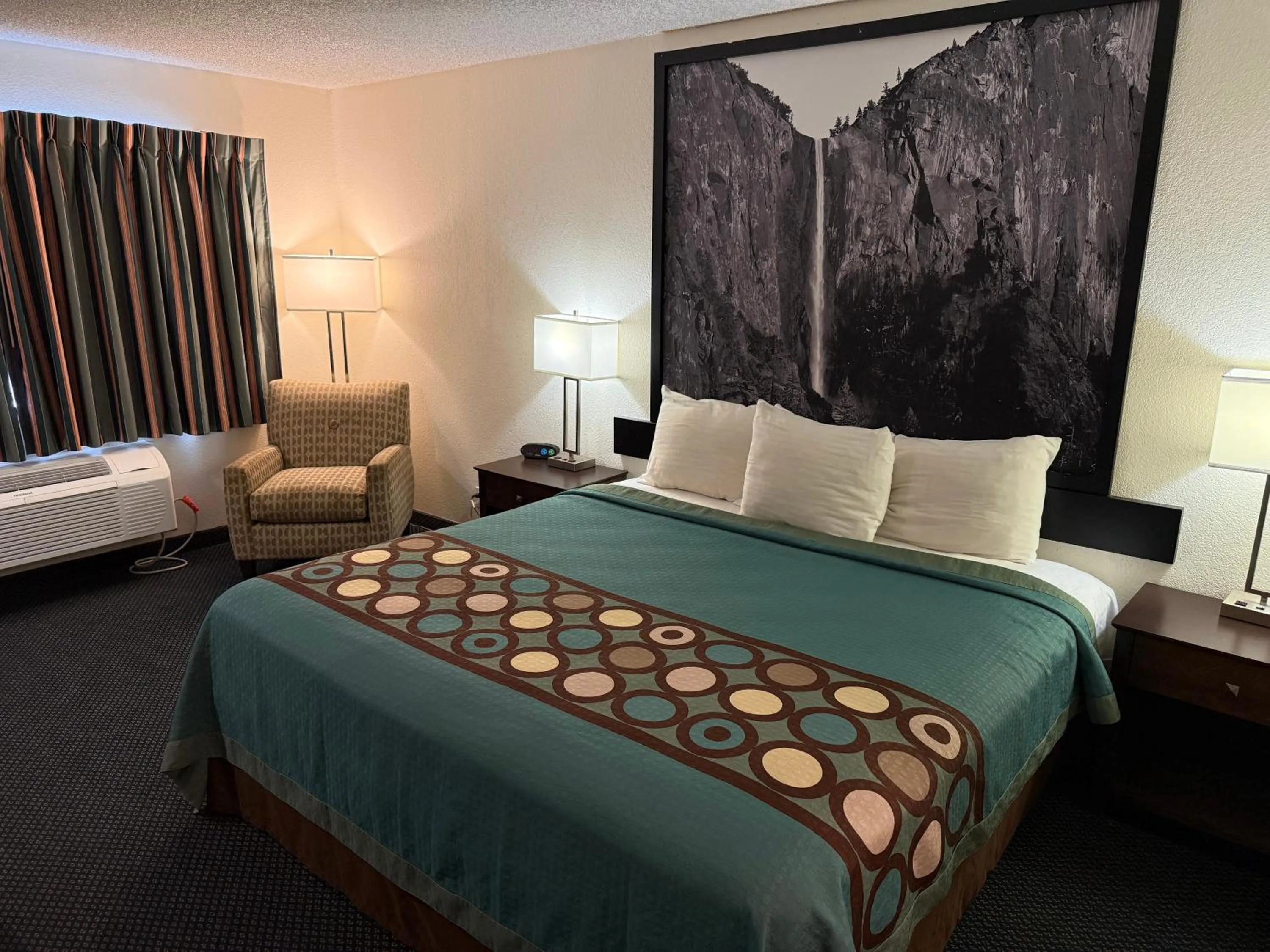 Bedroom, Bed in Super 8 by Wyndham Selma/Fresno Area