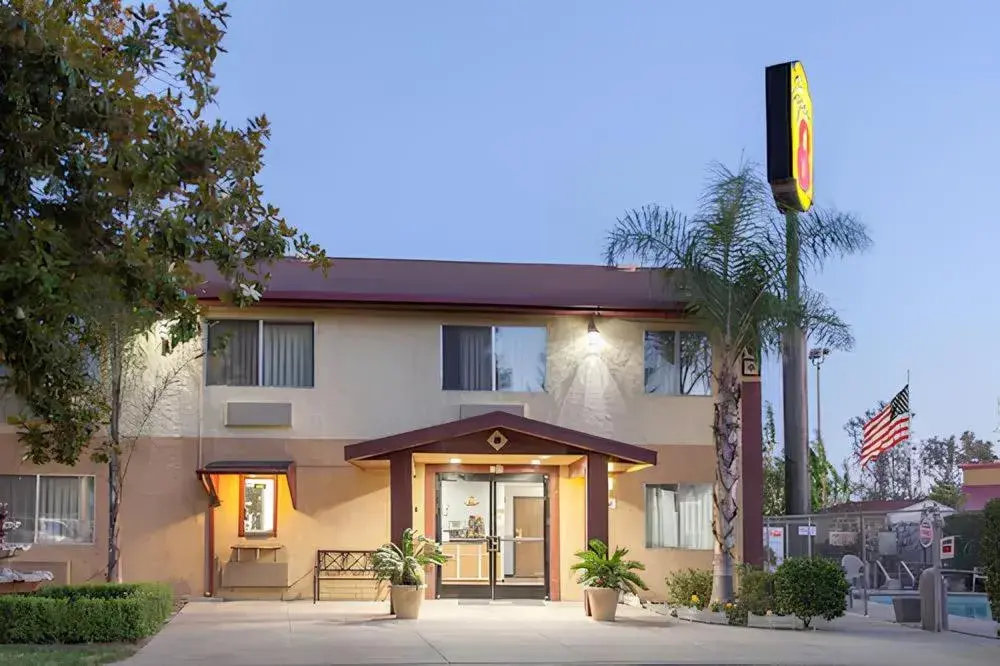 Property building in Super 8 by Wyndham Selma/Fresno Area Property building in Super 8 by Wyndham Selma/Fresno Area