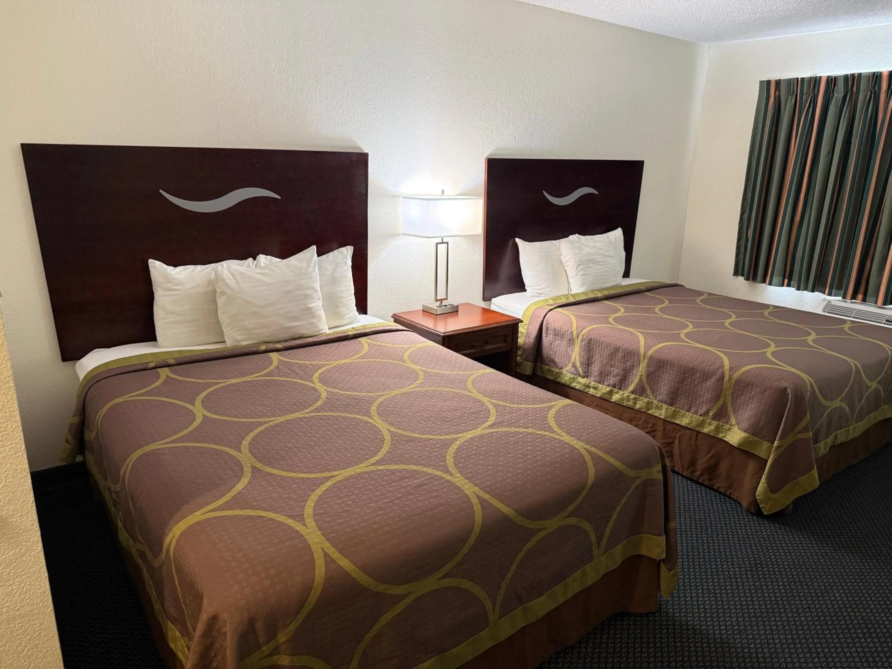 Bedroom, Bed in Super 8 by Wyndham Selma/Fresno Area