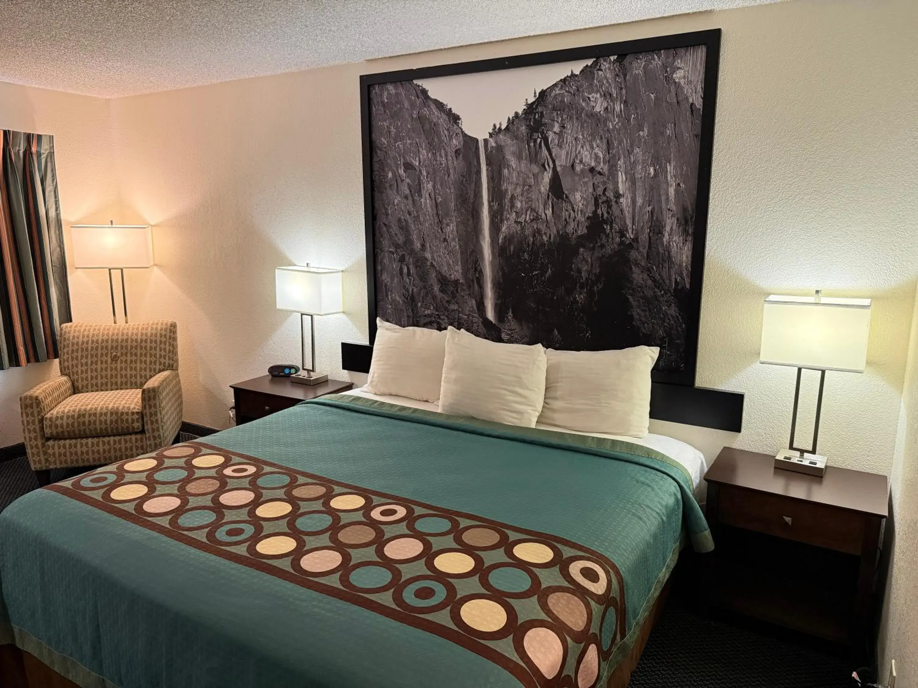 Bedroom, Bed in Super 8 by Wyndham Selma/Fresno Area Bedroom, Bed in Super 8 by Wyndham Selma/Fresno Area