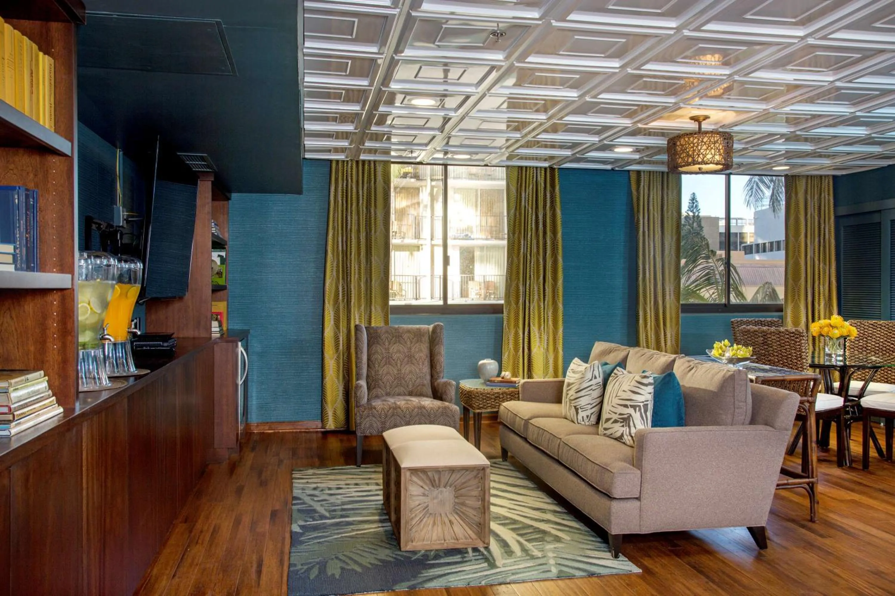 Communal lounge/ TV room in Aston Waikiki Beach Tower