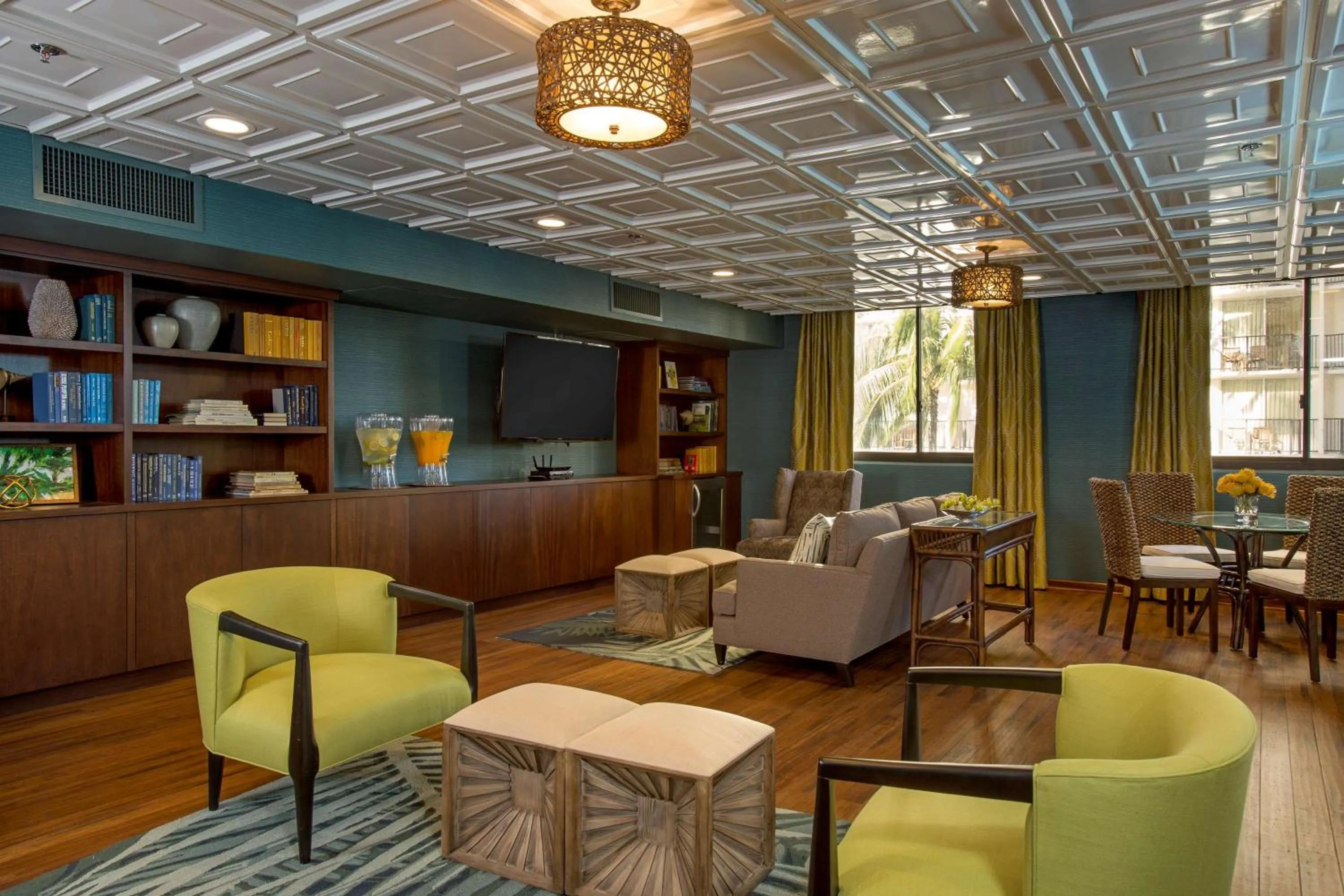 Communal lounge/ TV room in Aston Waikiki Beach Tower