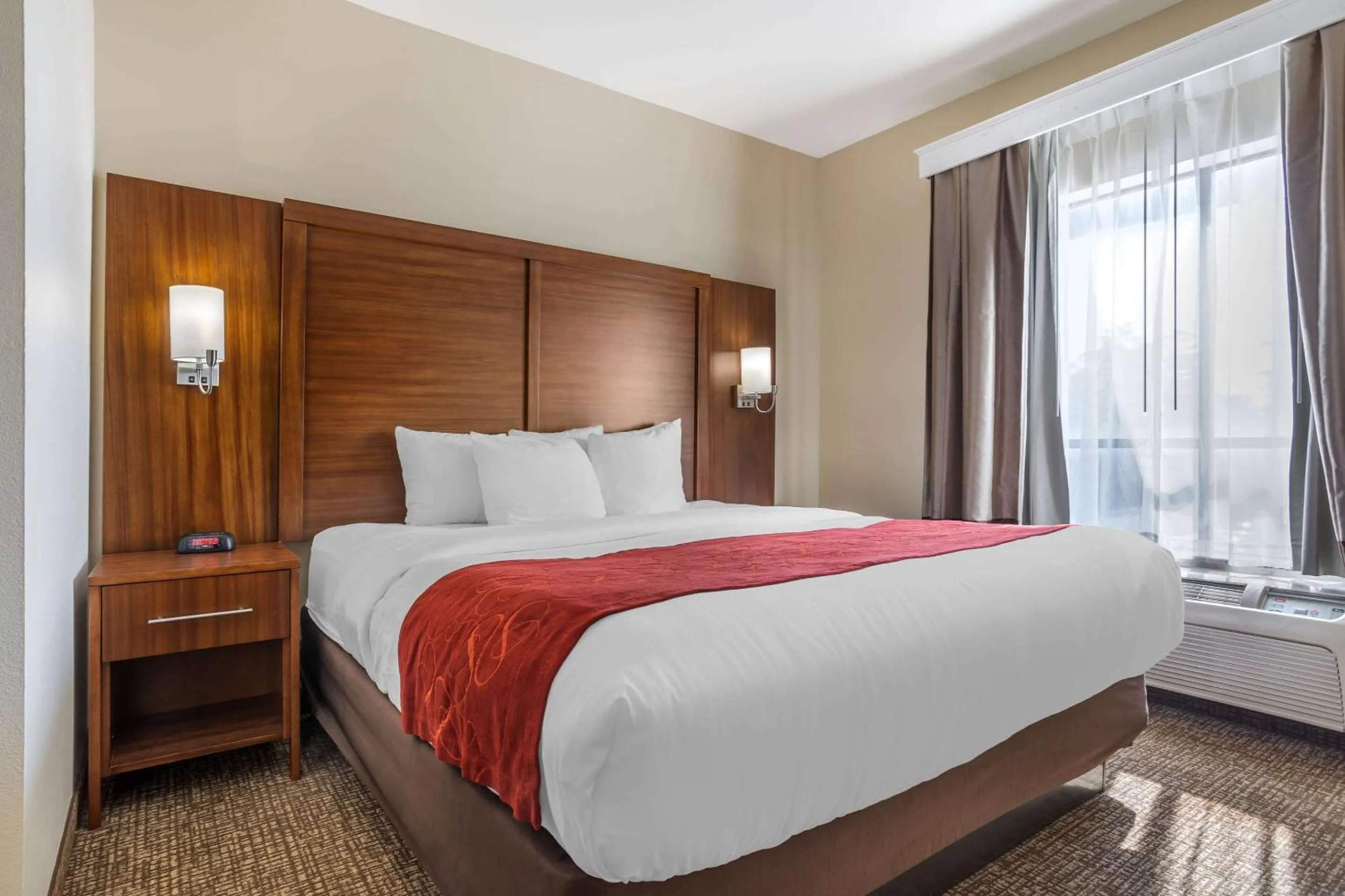 Bedroom, Bed in Comfort Suites Old Town Spring