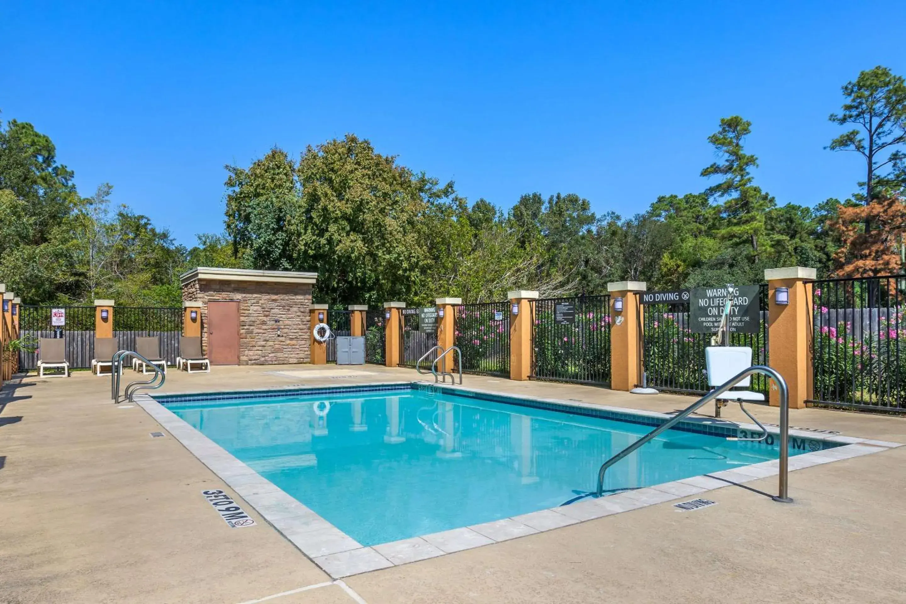 Swimming pool in Comfort Suites Old Town Spring Swimming pool in Comfort Suites Old Town Spring