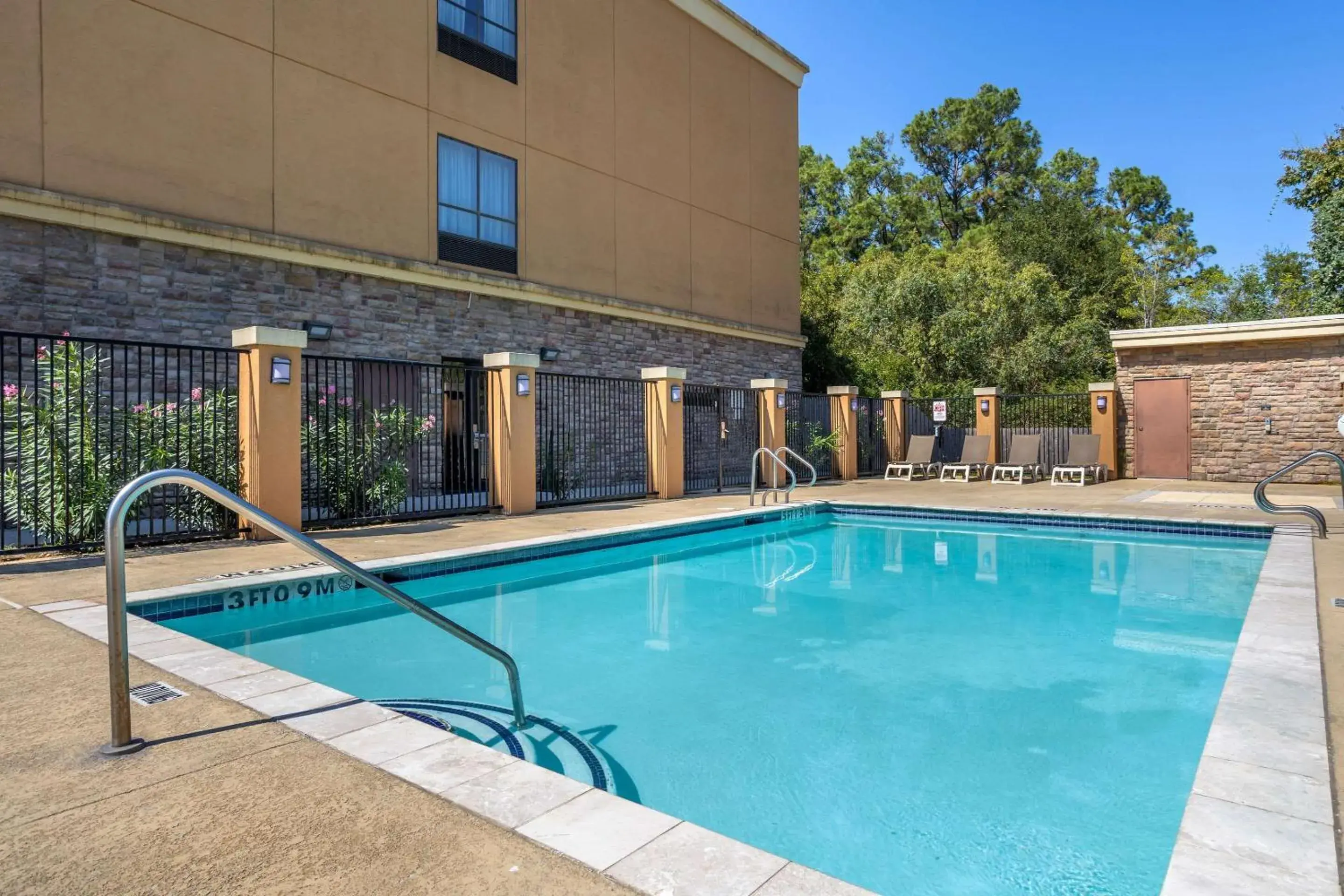 Swimming pool in Comfort Suites Old Town Spring Swimming pool in Comfort Suites Old Town Spring