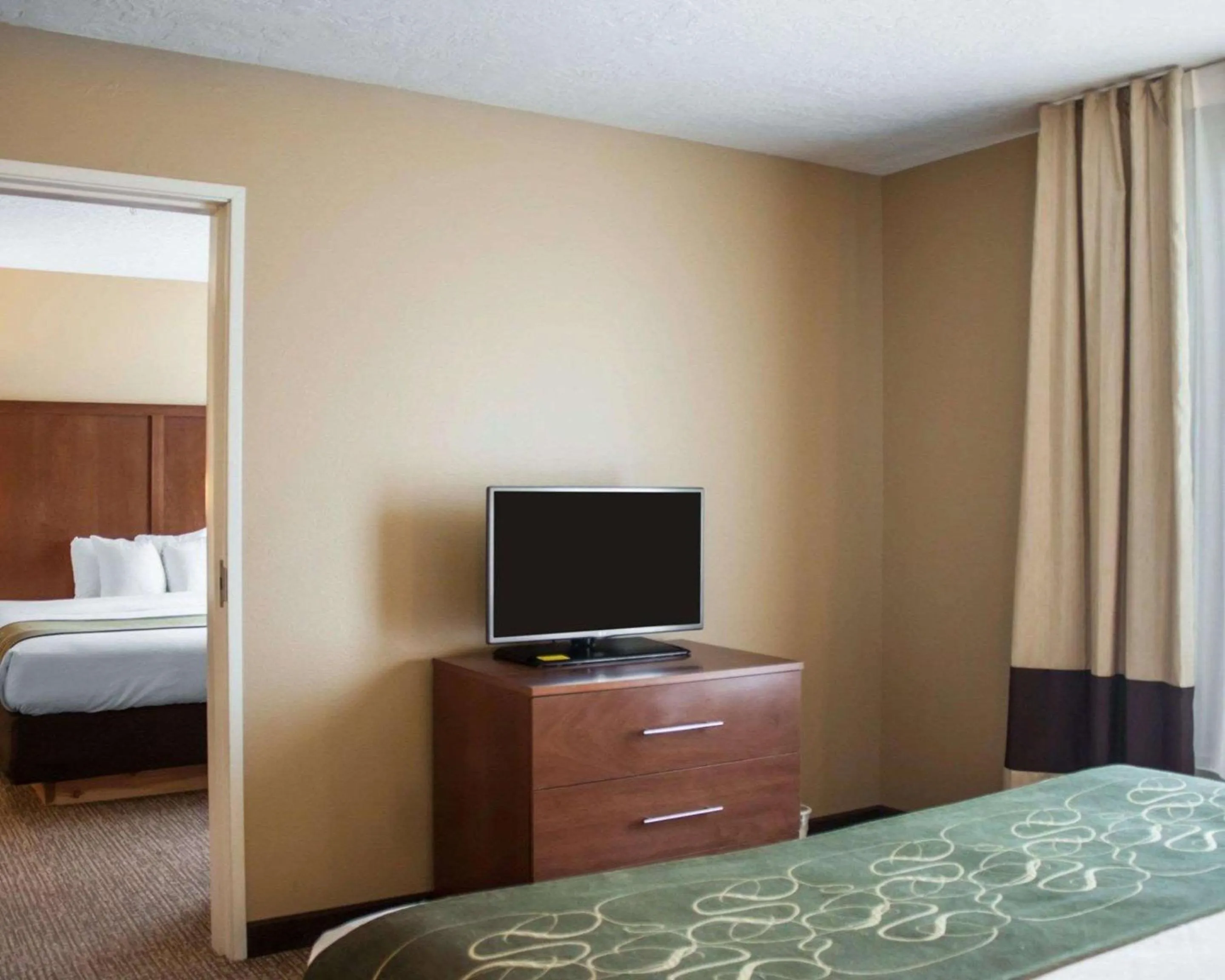 Photo of the whole room, Bed in Comfort Suites Airport
