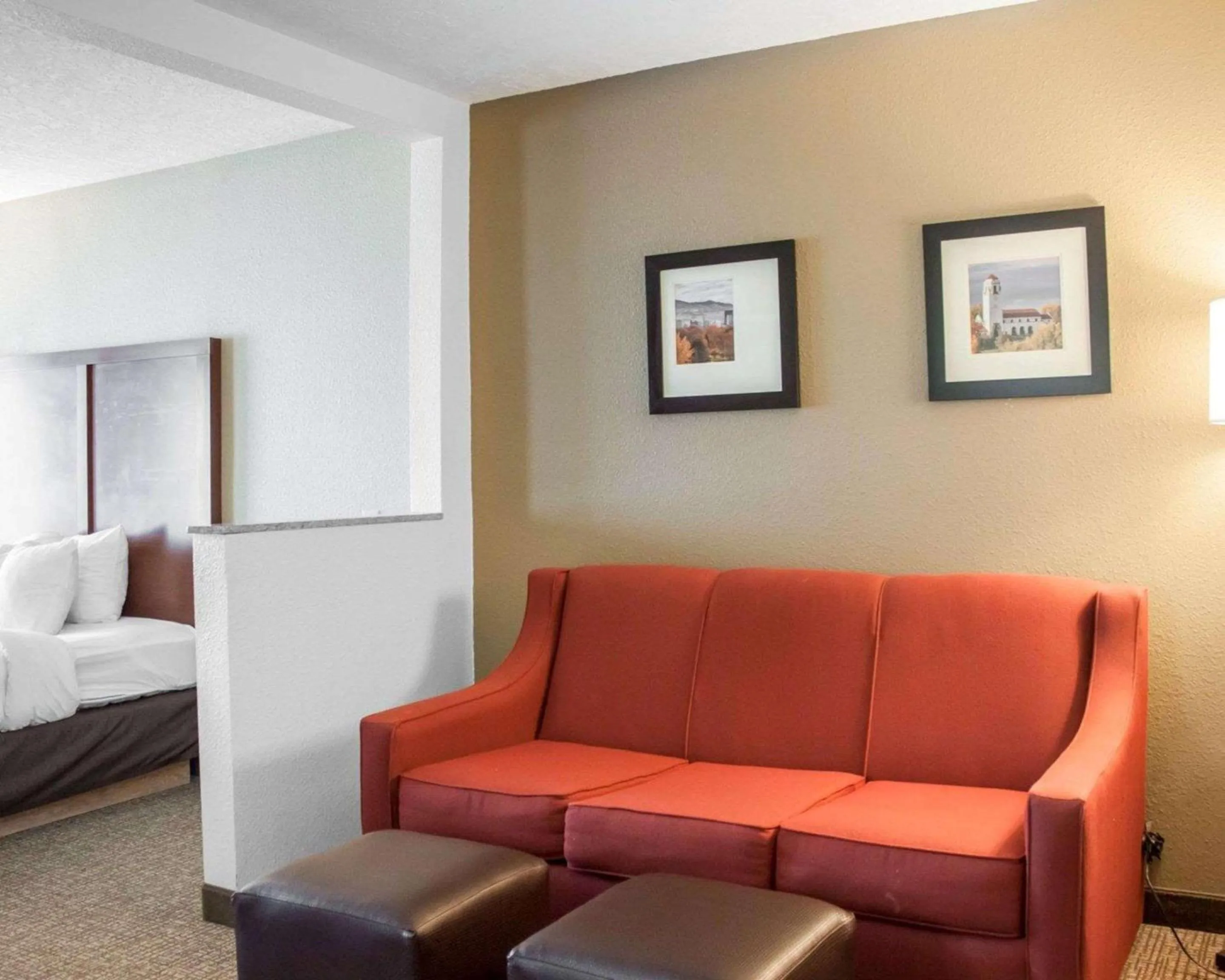 Photo of the whole room, Bed in Comfort Suites Airport