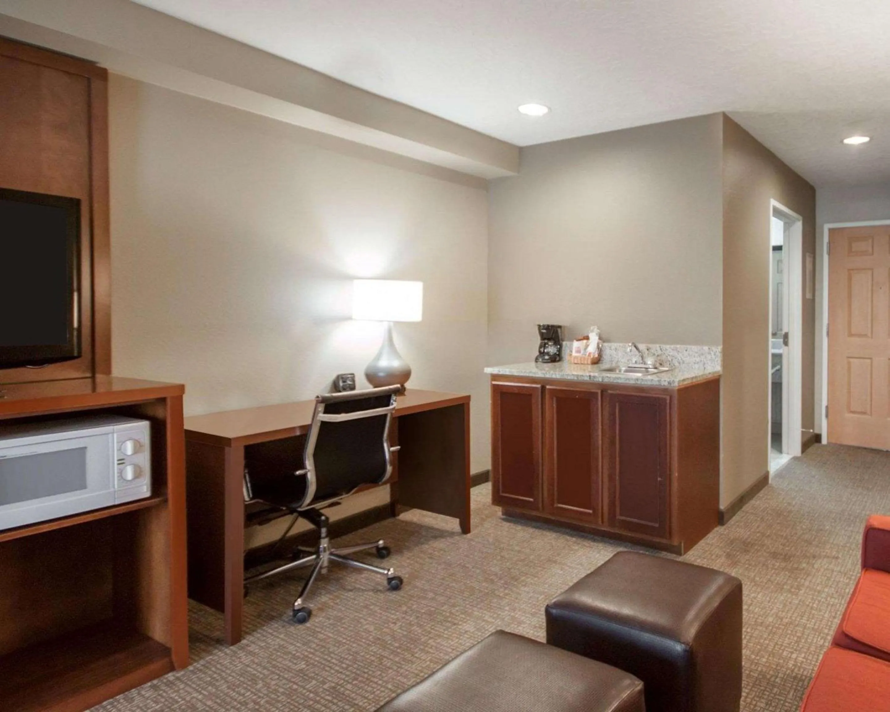 Photo of the whole room in Comfort Suites Airport