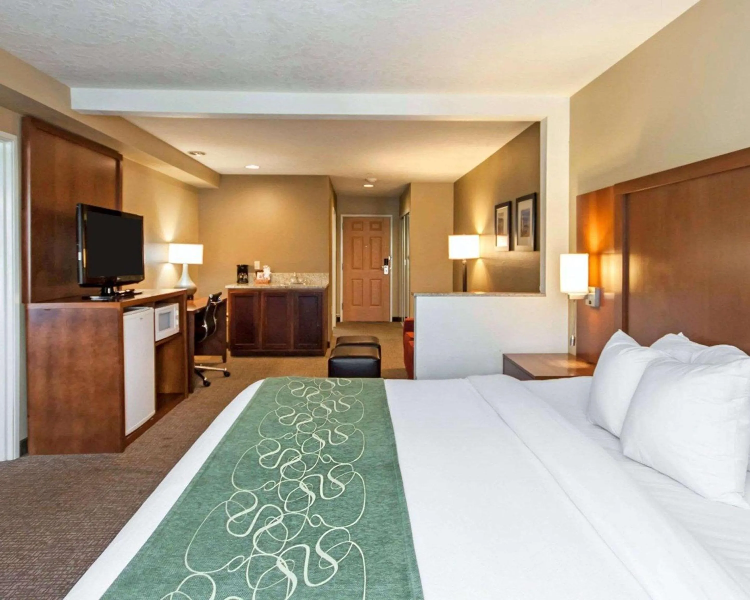 Photo of the whole room, Bed in Comfort Suites Airport