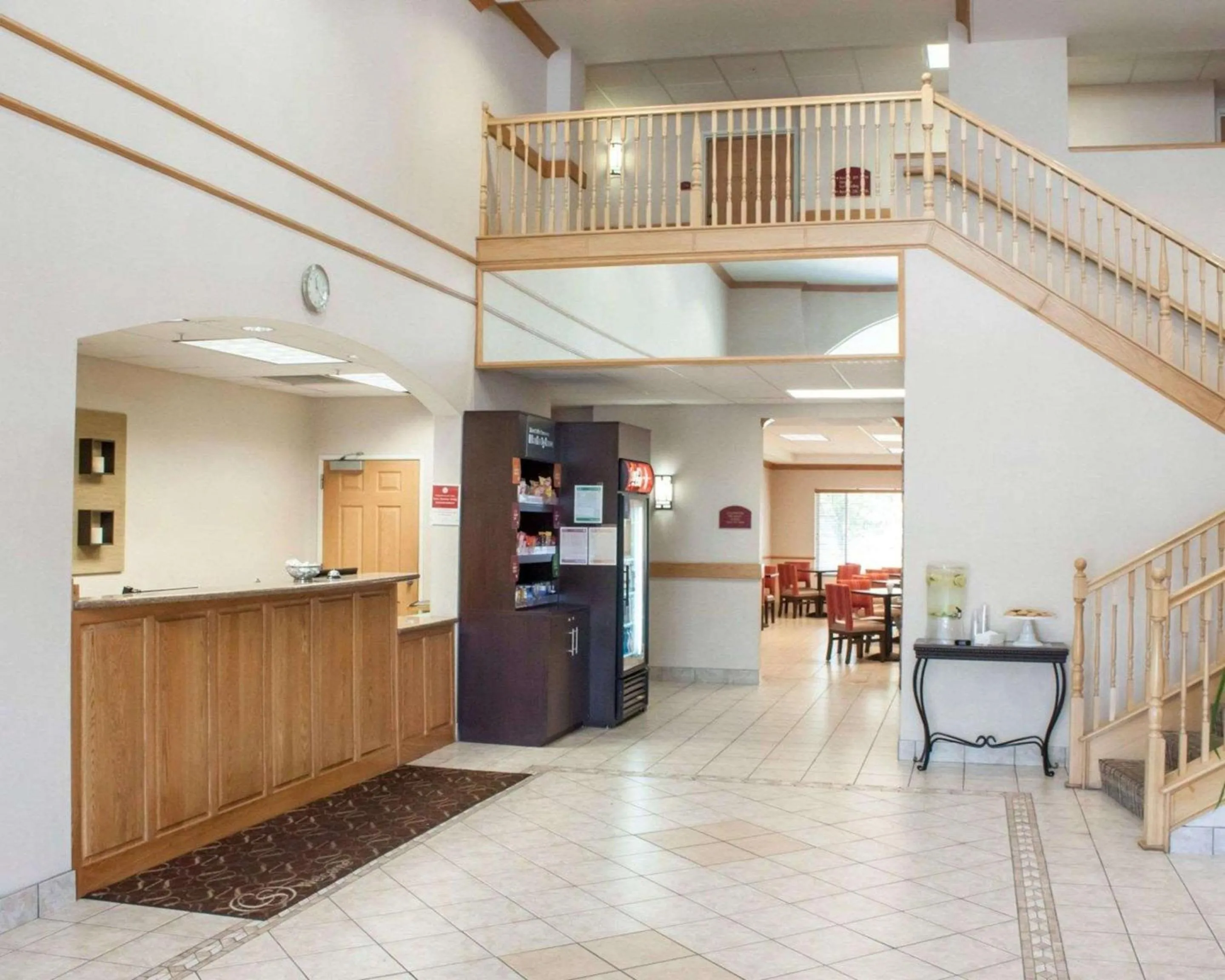 Lobby or reception in Comfort Suites Airport