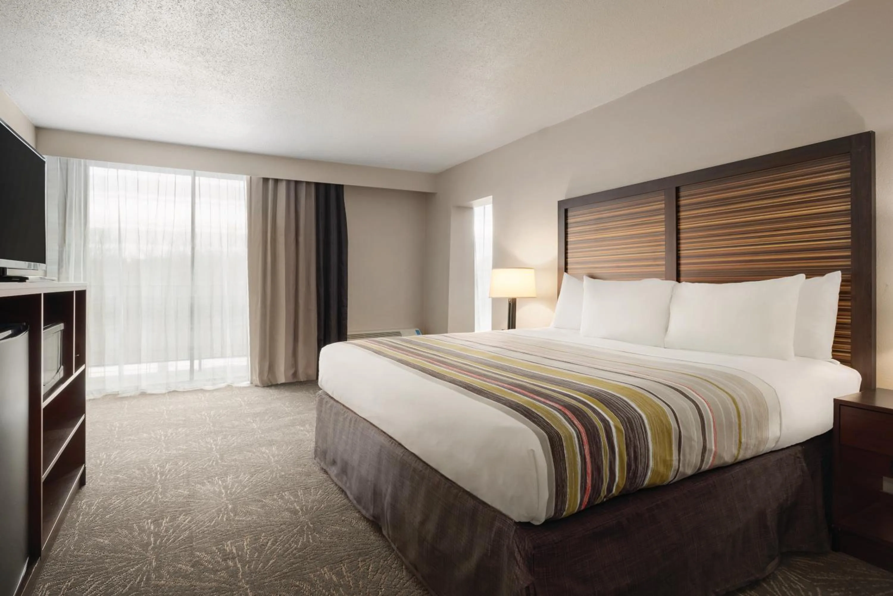 Bed in Country Inn & Suites by Radisson, Erlanger - Cincinnati South