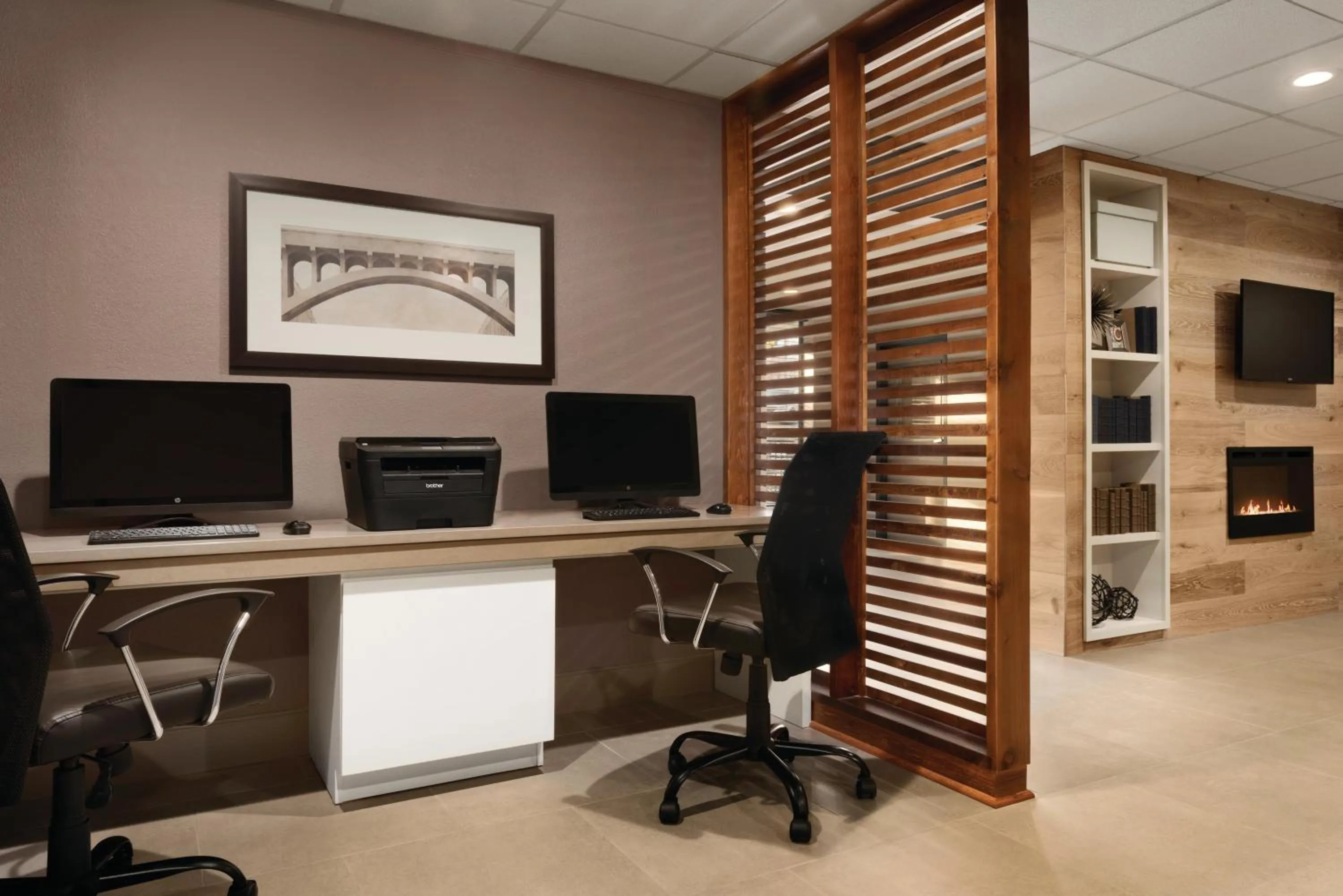 Library in Country Inn & Suites by Radisson, Erlanger - Cincinnati South