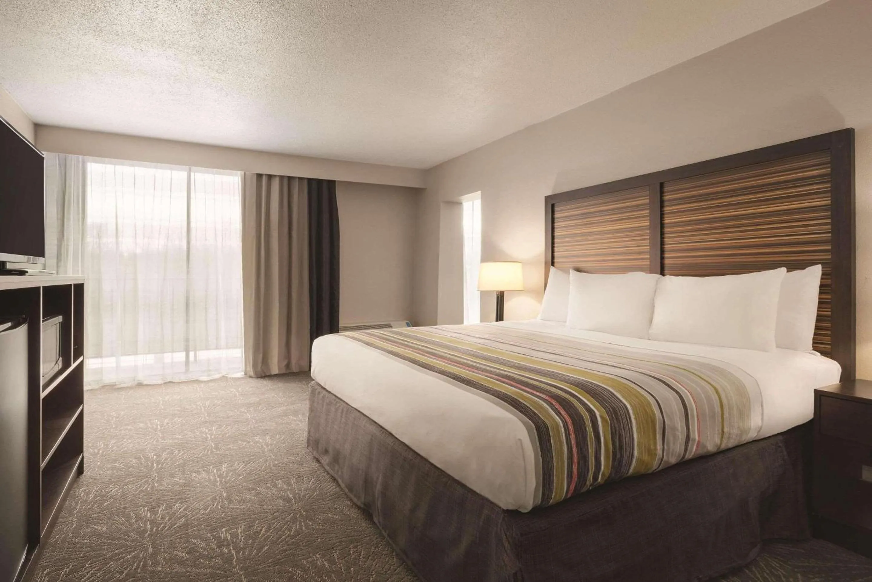 Bedroom, Bed in Country Inn & Suites by Radisson, Erlanger - Cincinnati South