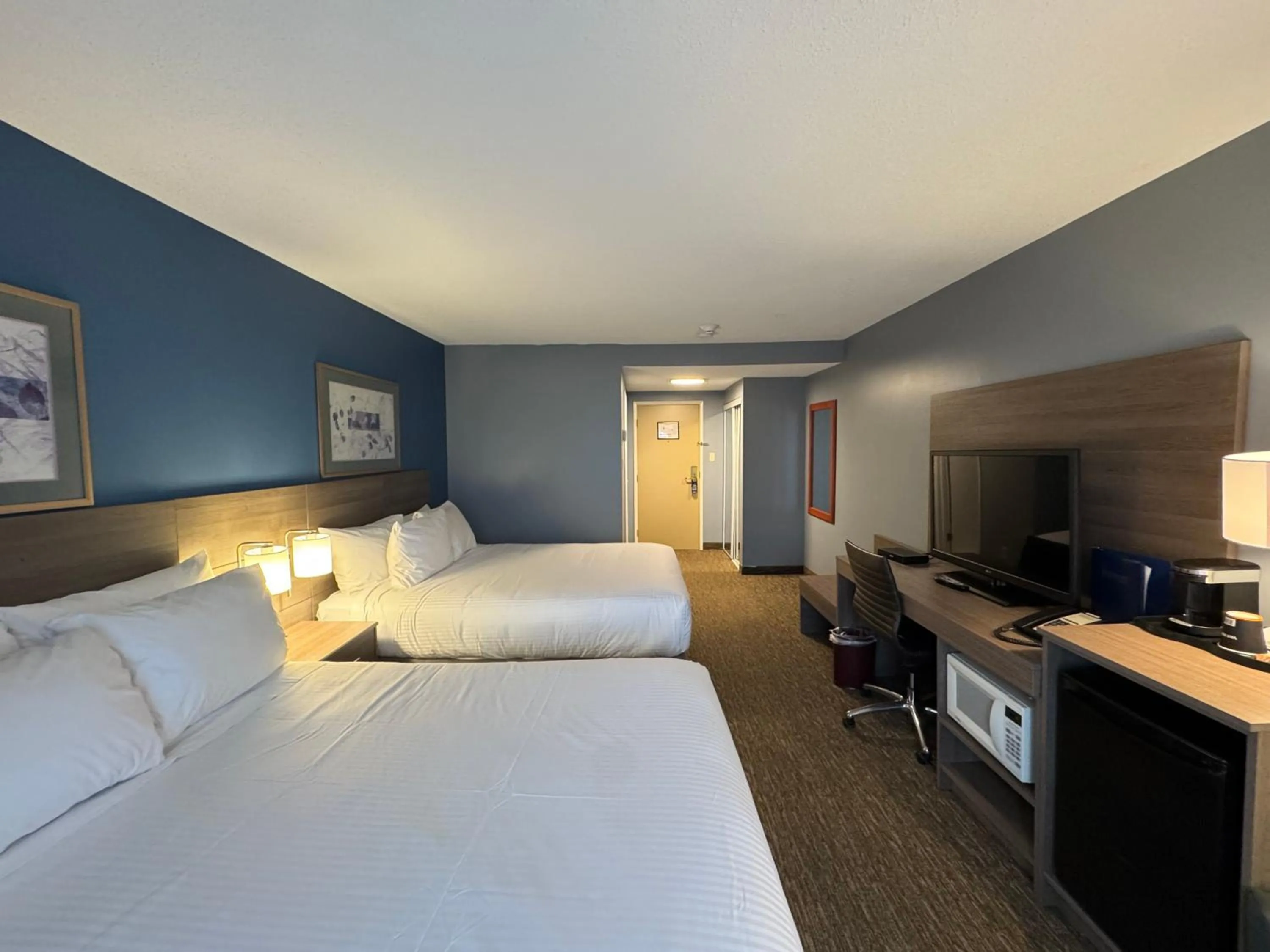 Photo of the whole room, Bed in Anchor Inn and Suites