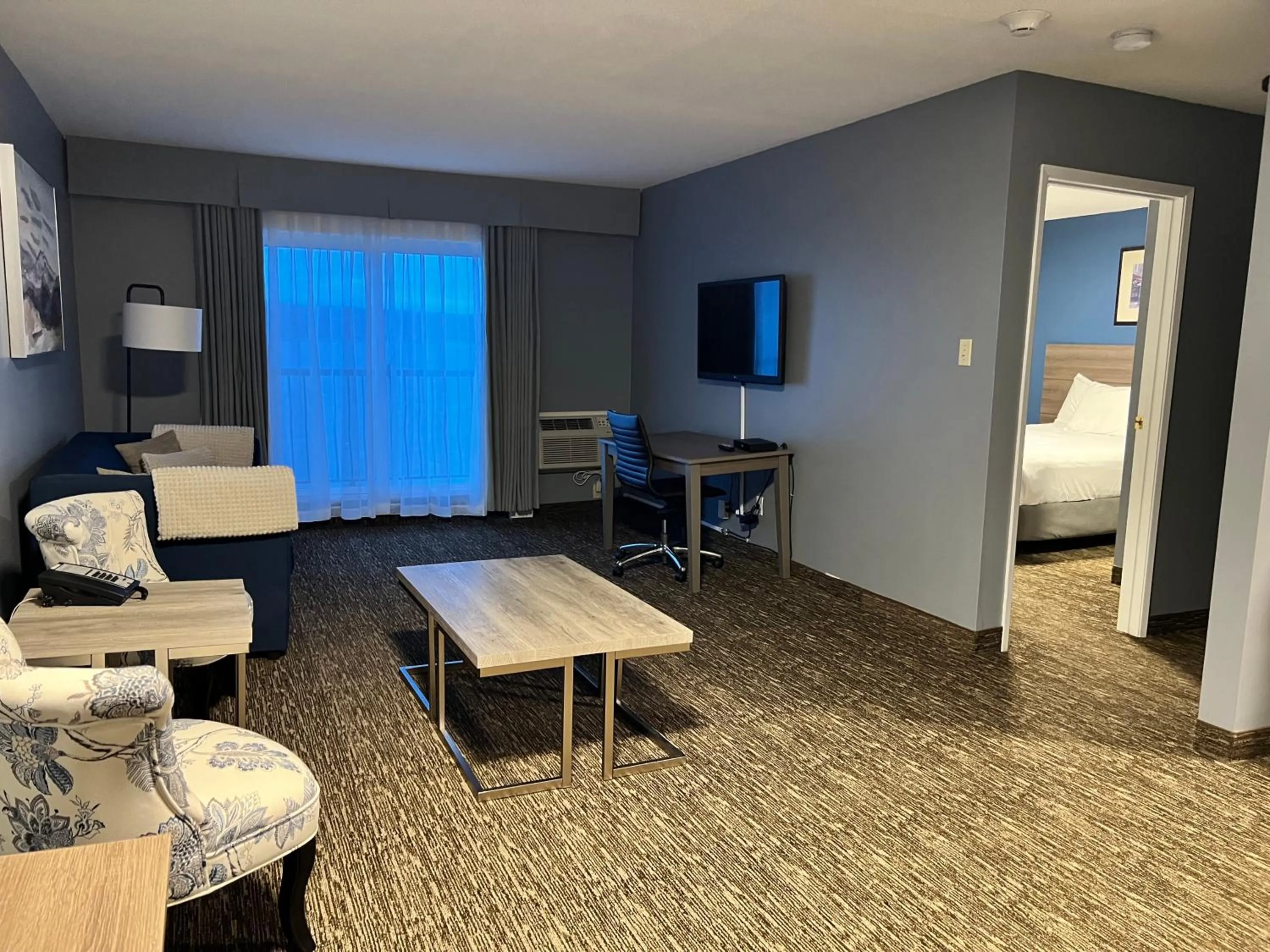 Living room, Bed in Anchor Inn and Suites