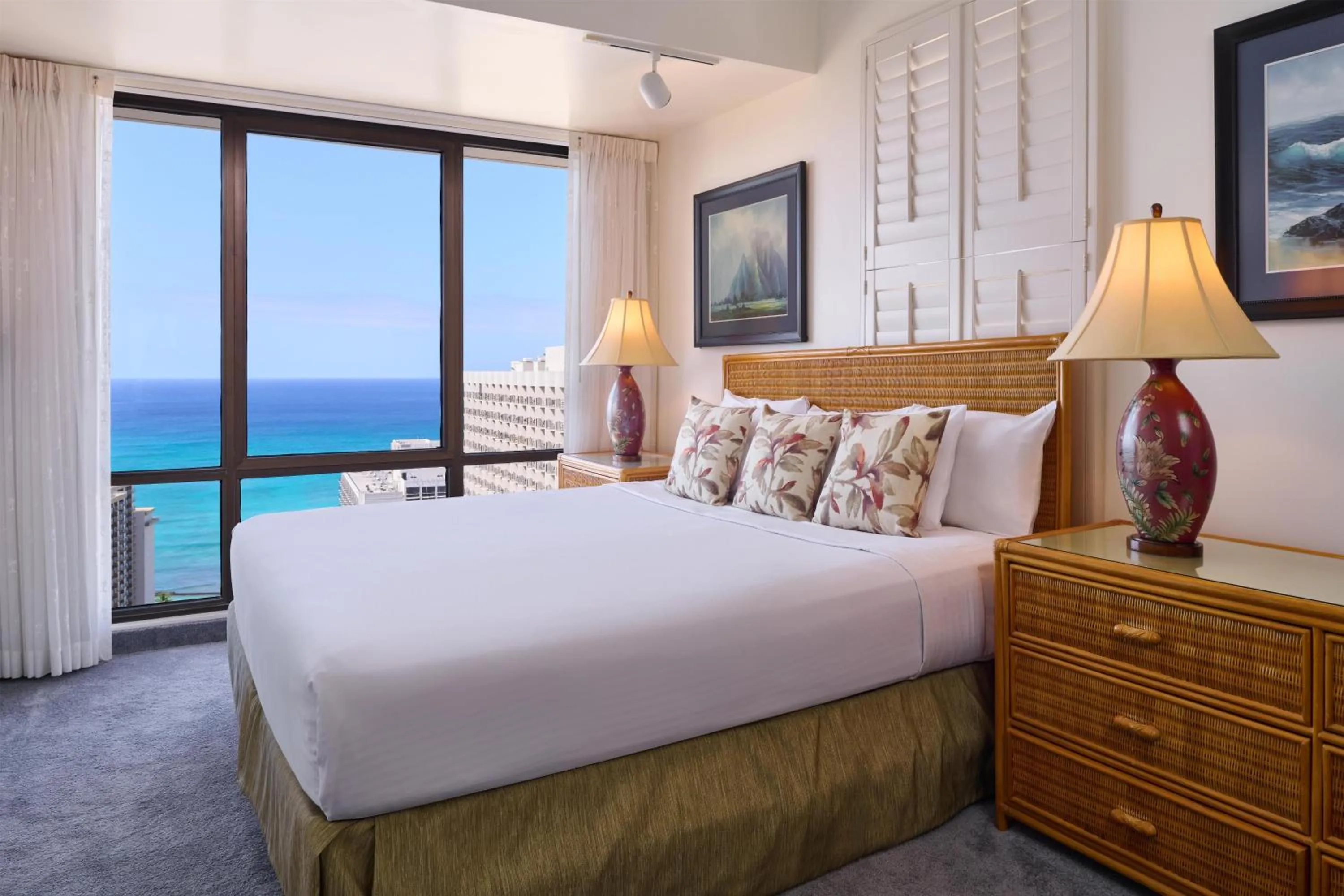 Bedroom, Bed in Aston Waikiki Sunset