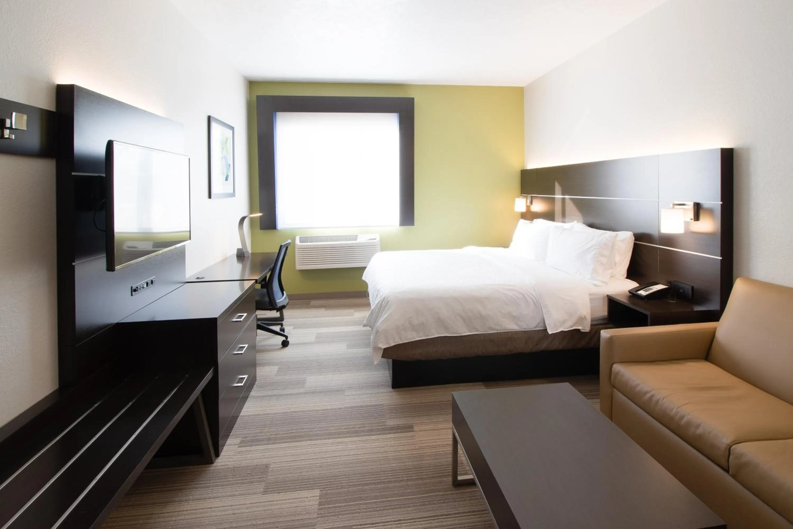 Photo of the whole room, Bed in Holiday Inn Express & Suites - Worthington by IHG