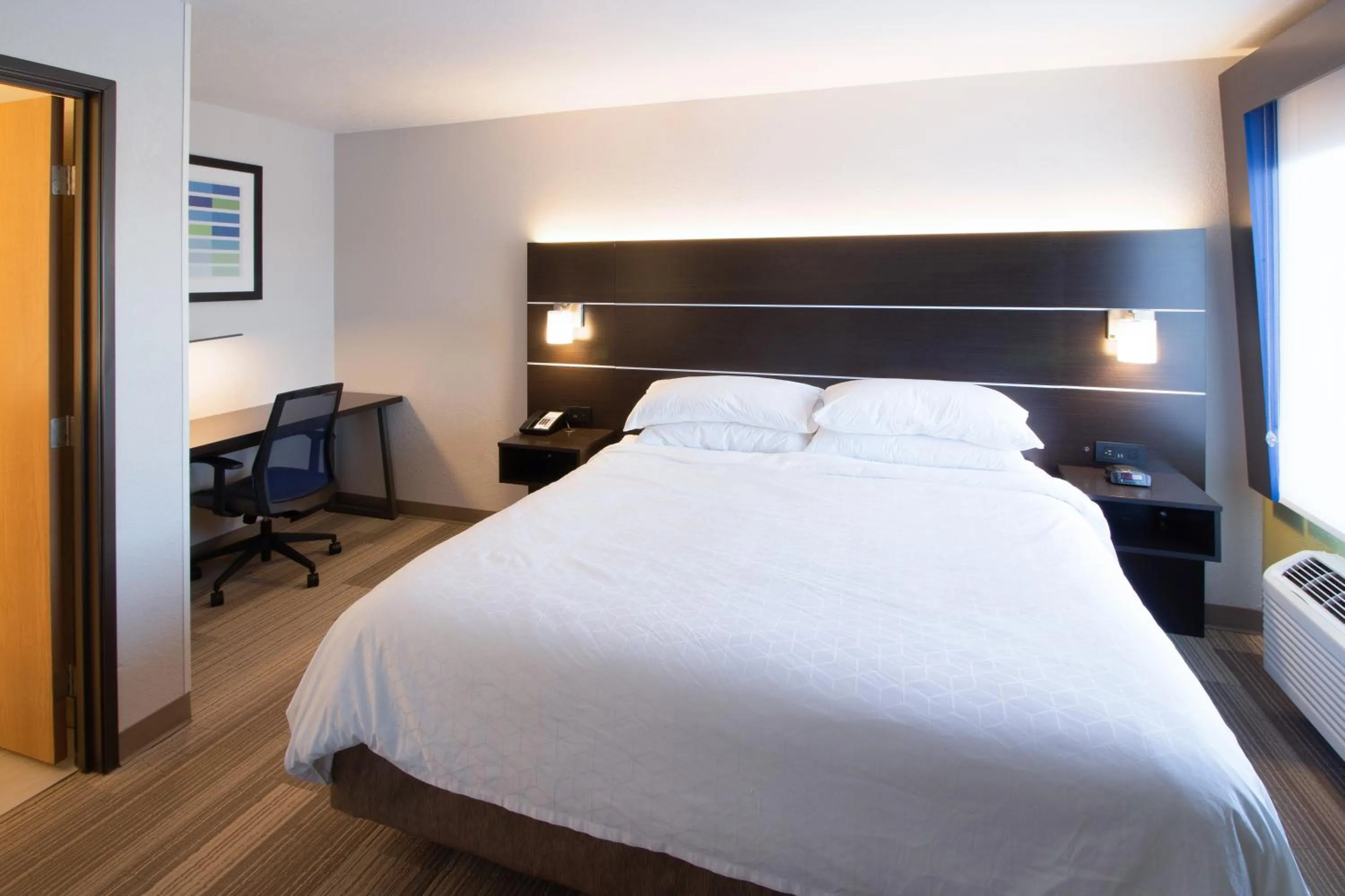 Bedroom, Bed in Holiday Inn Express & Suites - Worthington by IHG