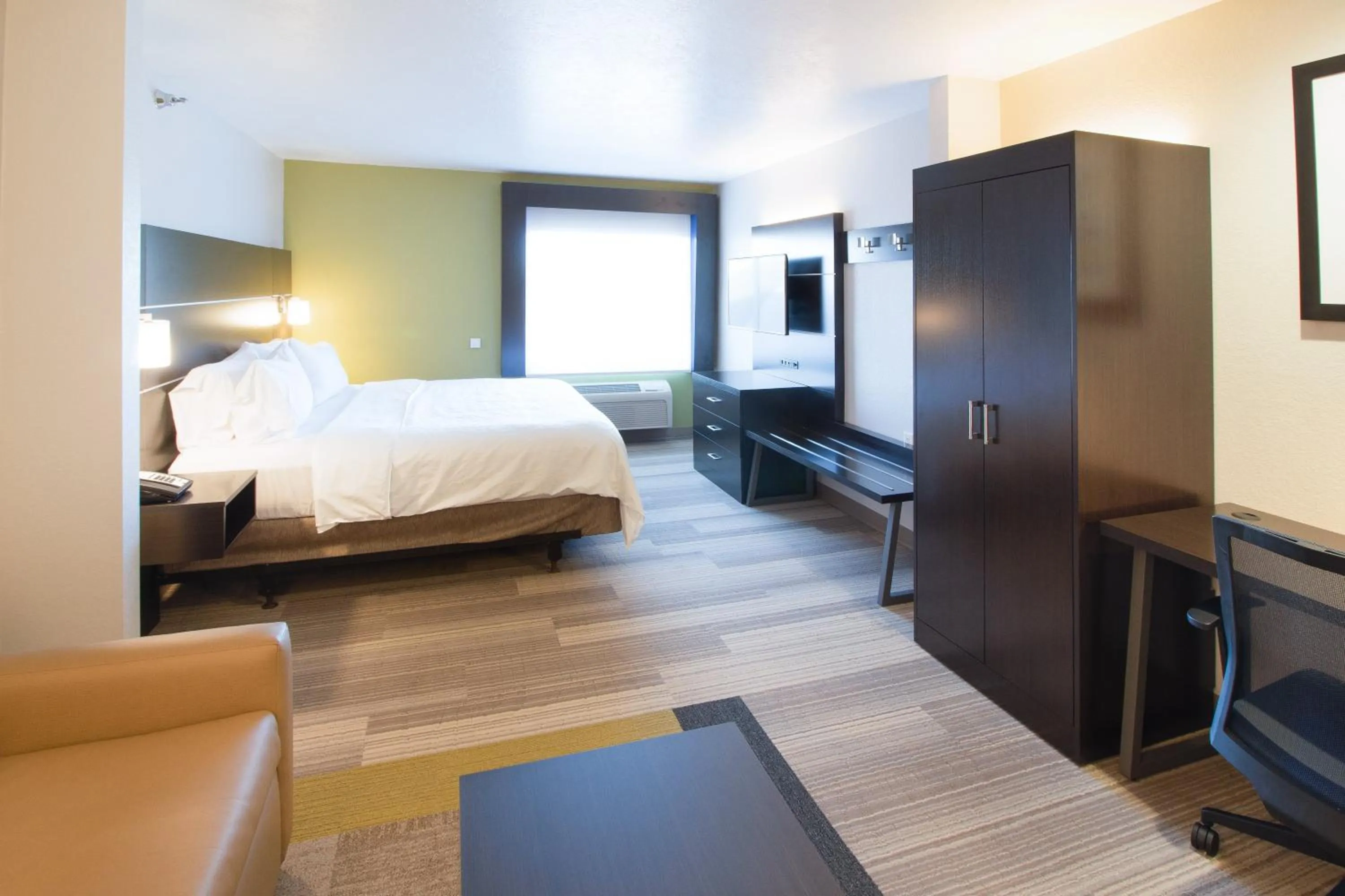 Photo of the whole room, Bed in Holiday Inn Express & Suites - Worthington by IHG