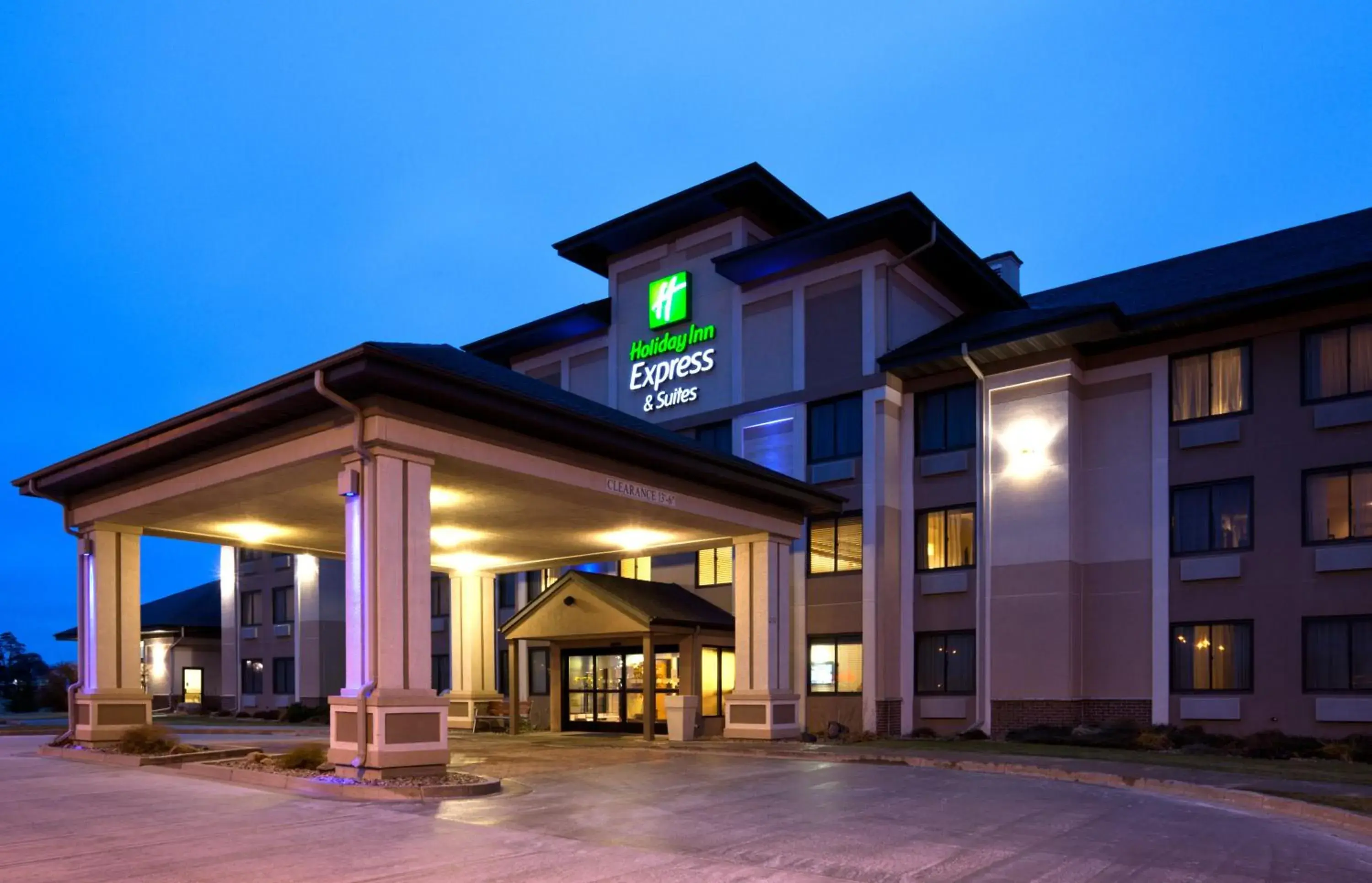 Property building in Holiday Inn Express & Suites - Worthington by IHG Property building in Holiday Inn Express & Suites - Worthington by IHG