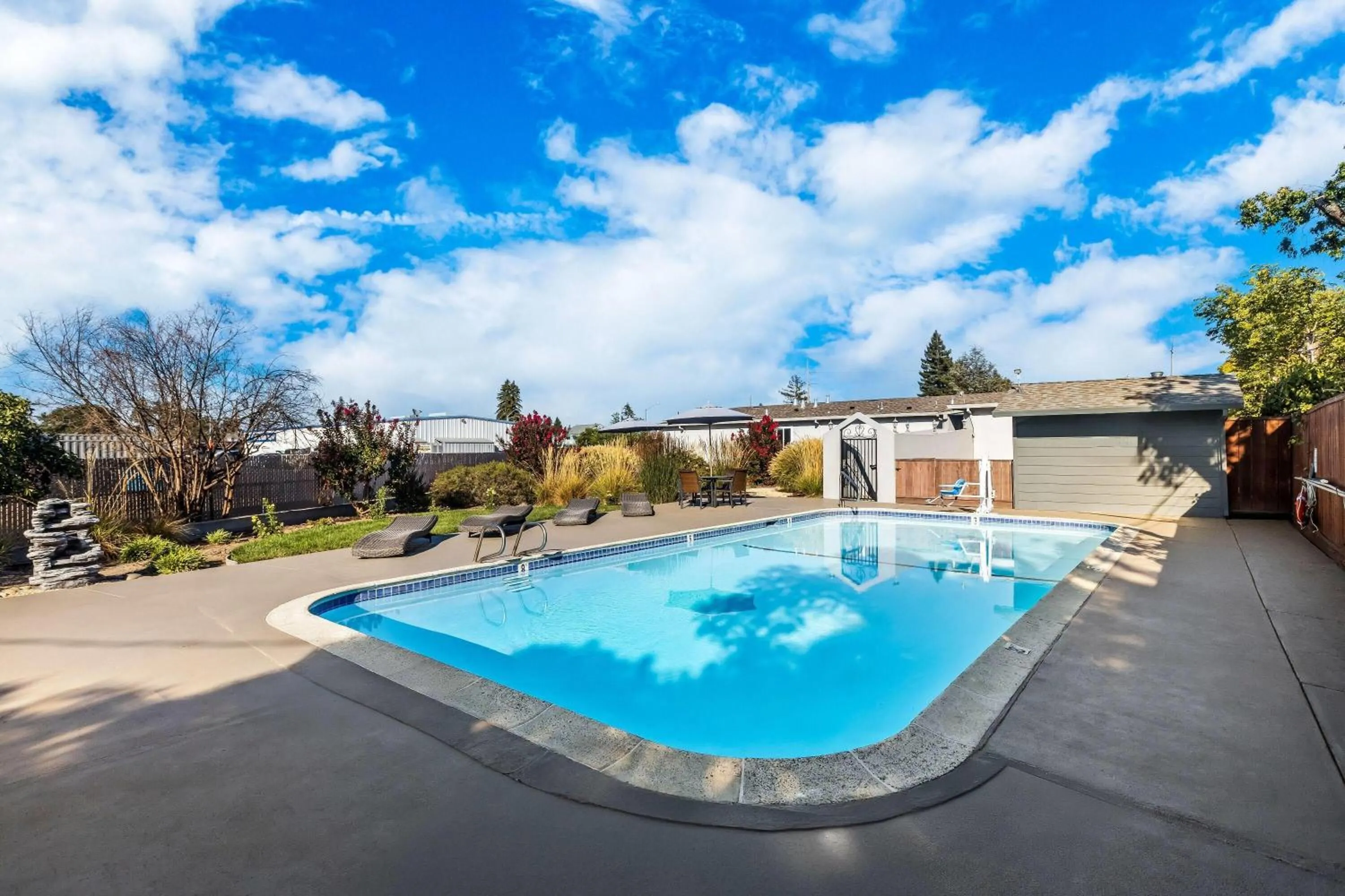 Swimming pool in Travelodge by Wyndham Santa Rosa Wine Country