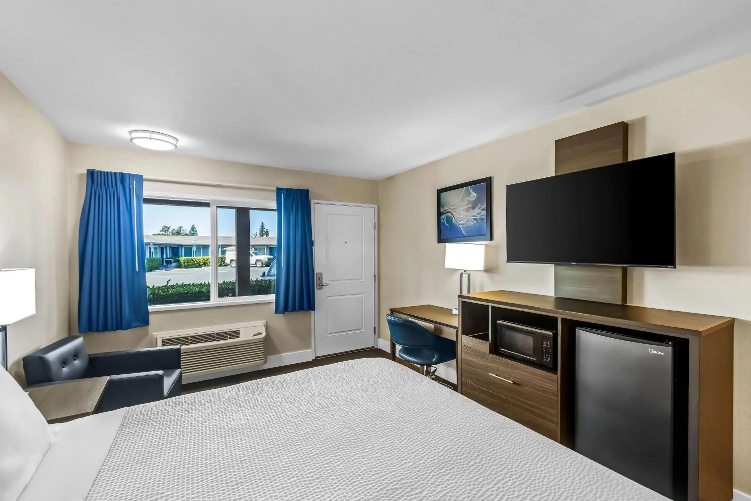 Bed in Travelodge by Wyndham Santa Rosa Wine Country