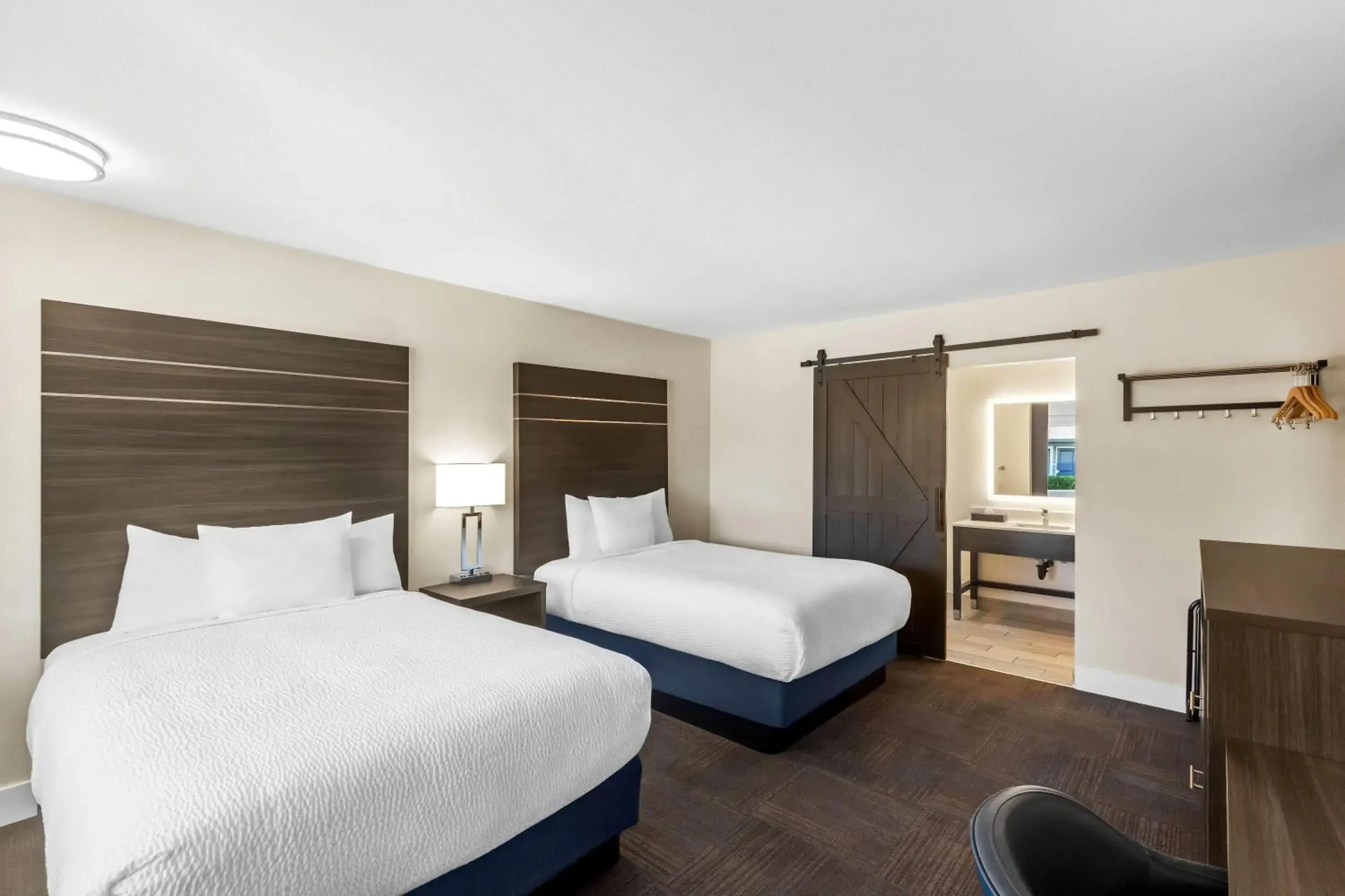 Deluxe Double Room with Two Double Beds - Non-Smoking in Travelodge by Wyndham Santa Rosa Wine Country Deluxe Double Room with Two Double Beds - Non-Smoking in Travelodge by Wyndham Santa Rosa Wine Country