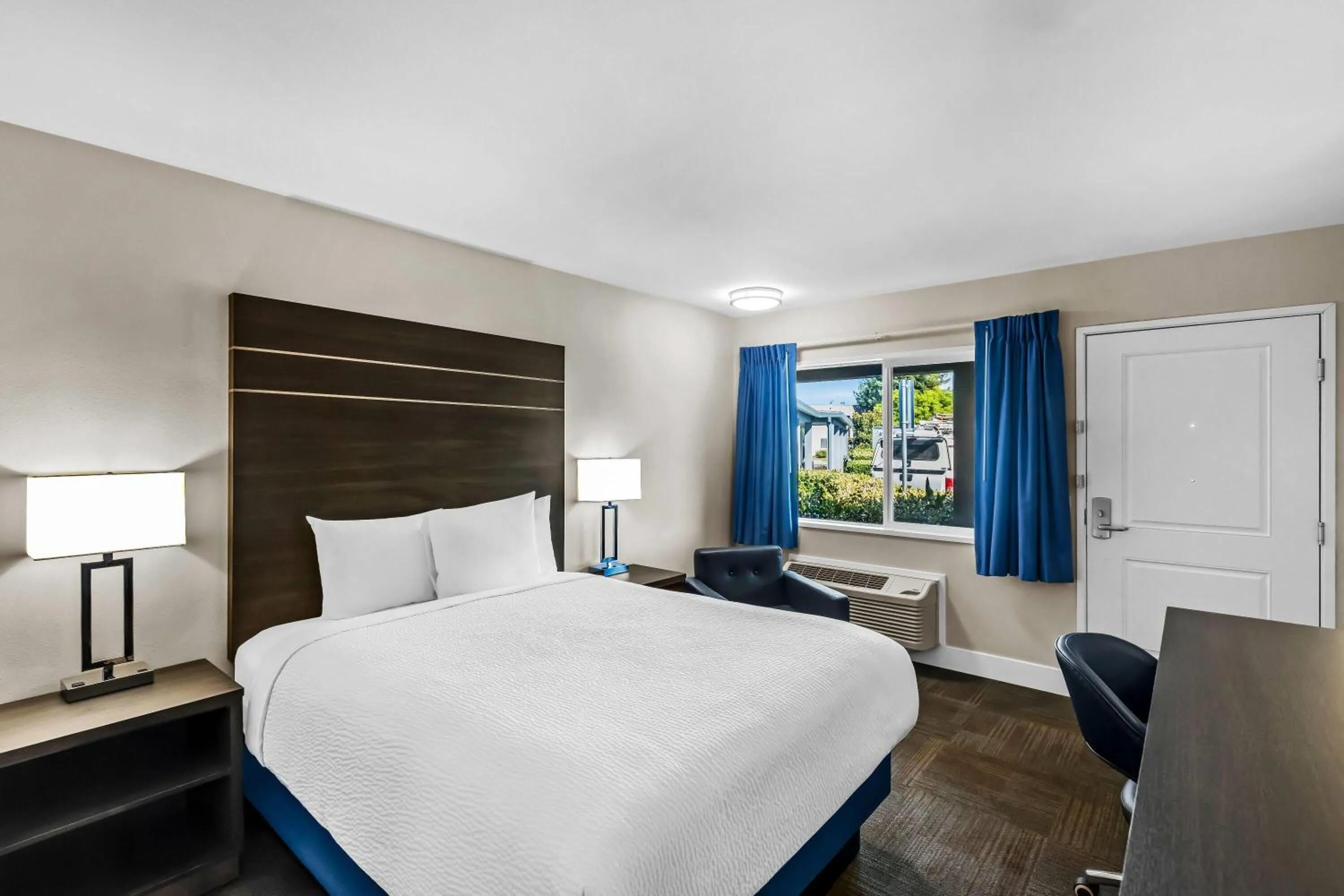 Bed in Travelodge by Wyndham Santa Rosa Wine Country