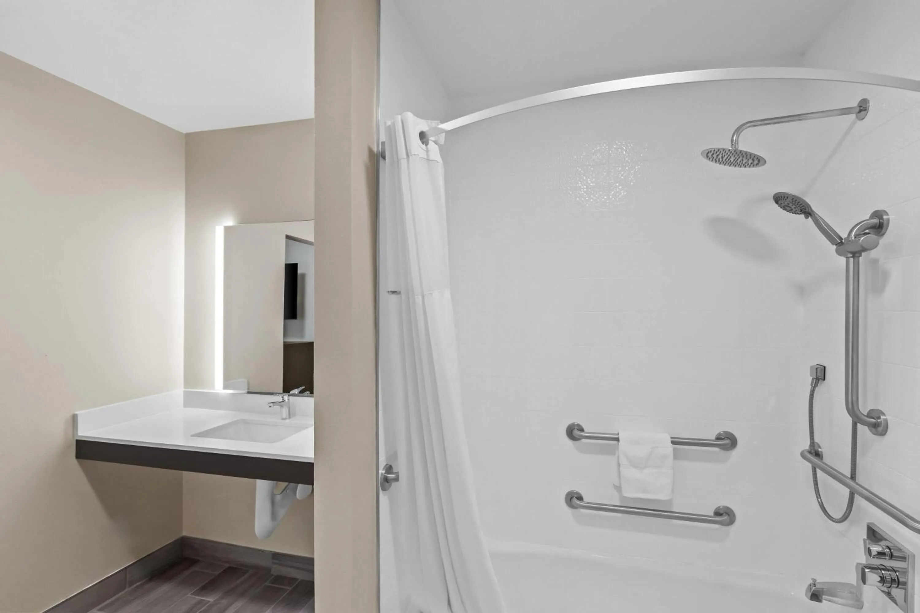 Bathroom in Travelodge by Wyndham Santa Rosa Wine Country