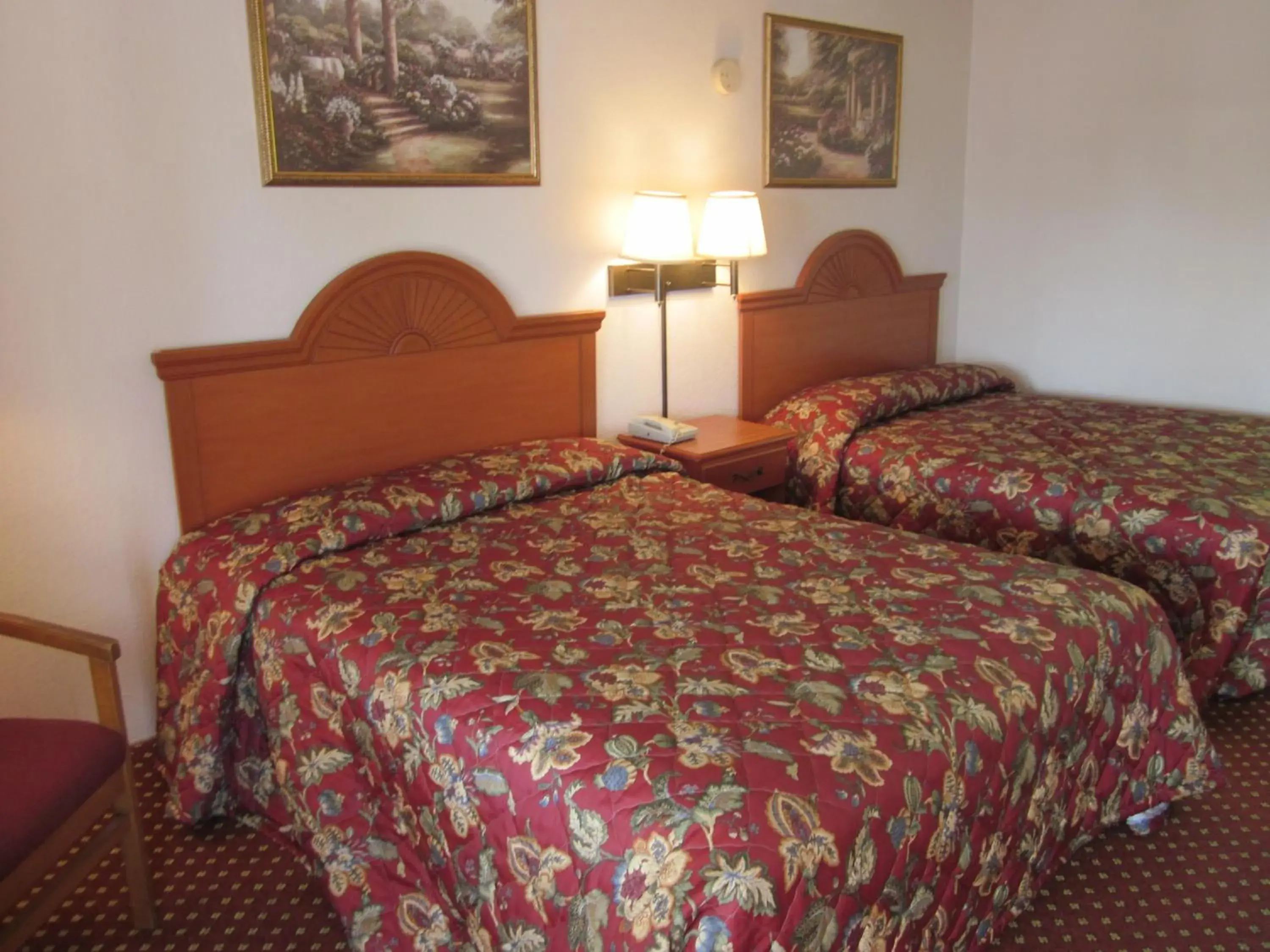 Bed in Westmont Inn - Lakeland