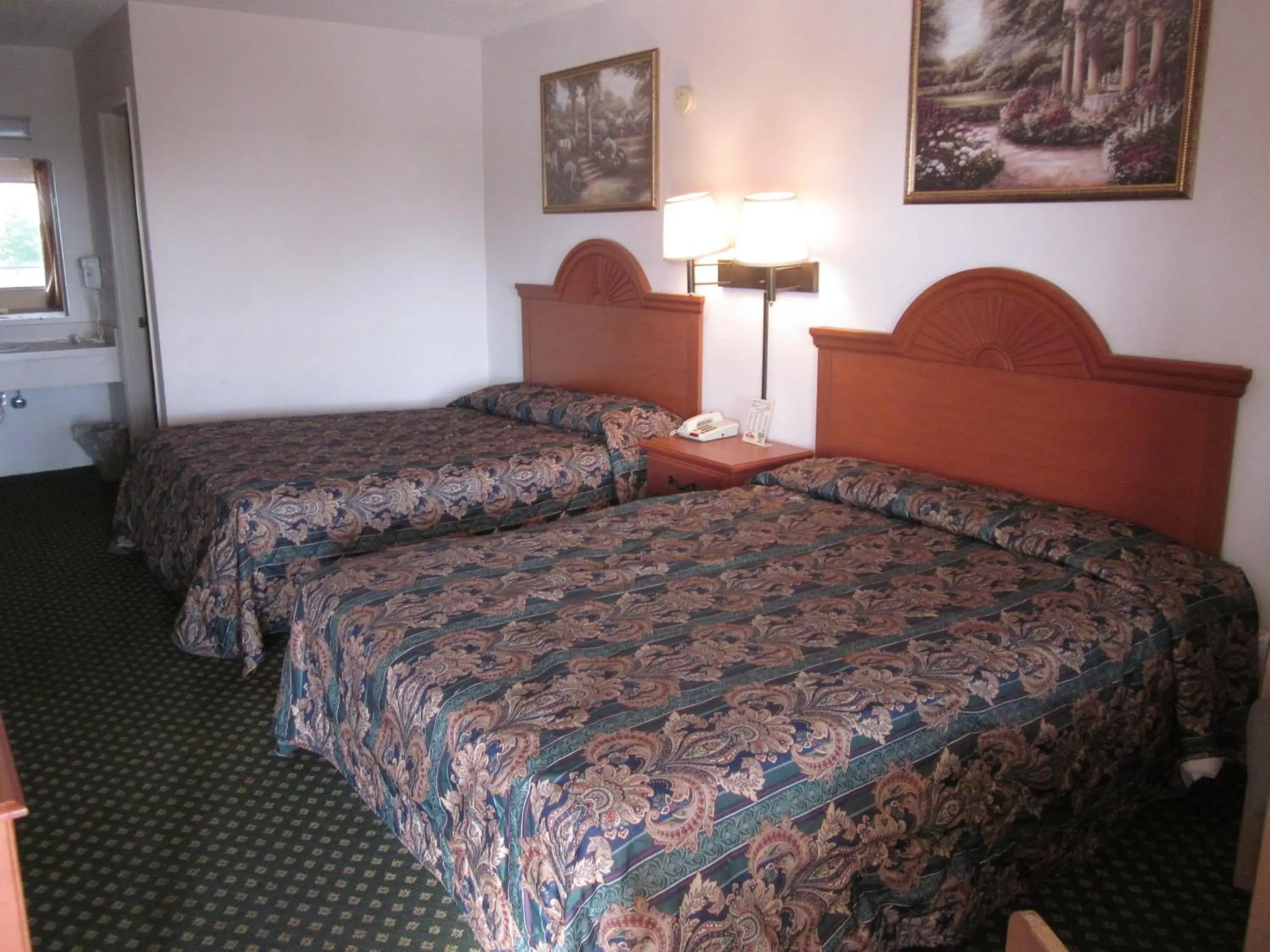 Bed in Westmont Inn - Lakeland
